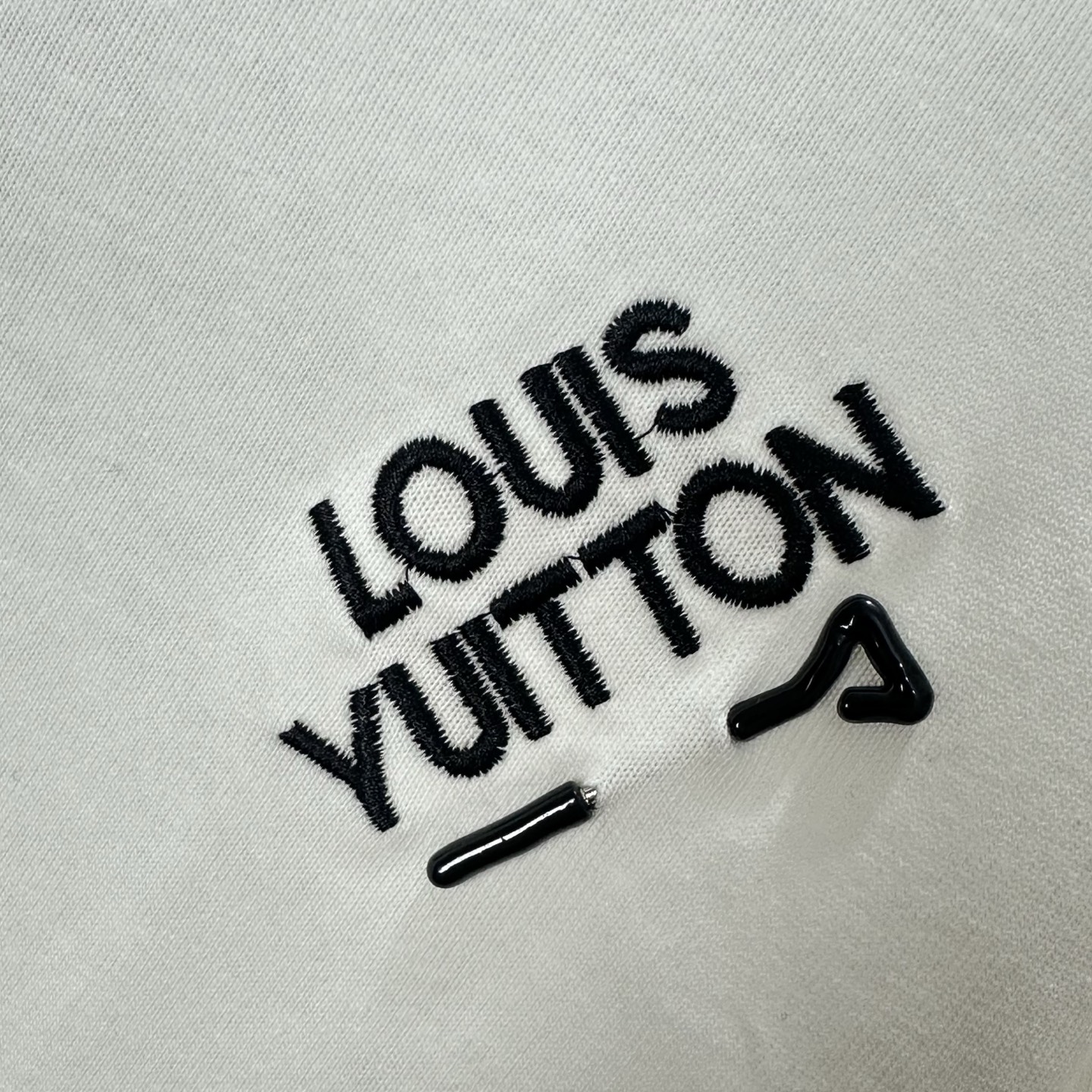 LOUIS VUITTON/路易威登 别针Logo刺绣圆领短袖 黑色 白色 LOUIS VUITTON/路易威登 别针Logo刺绣圆领短袖 黑色 白色