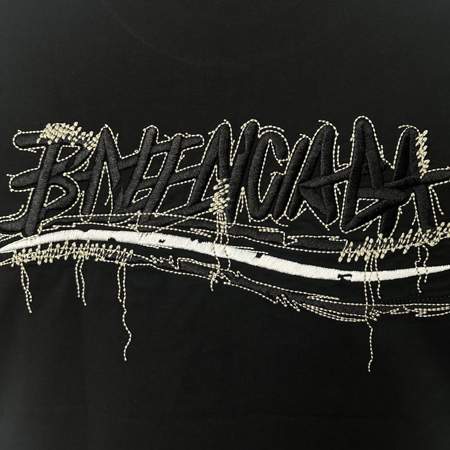 BALENCIAGA/巴黎世家 26SS新版流苏斑驳刺绣可乐圆领短袖 黑色 白色-莆田鞋,莆田鞋货源,高仿鞋,高仿鞋货源,安福档口,莆田高仿鞋,莆田鞋批发,高仿鞋批发,莆田高仿运动鞋,高仿运动鞋,莆田运动鞋 BALENCIAGA/巴黎世家 26SS新版流苏斑驳刺绣可乐圆领短袖 黑色 白色