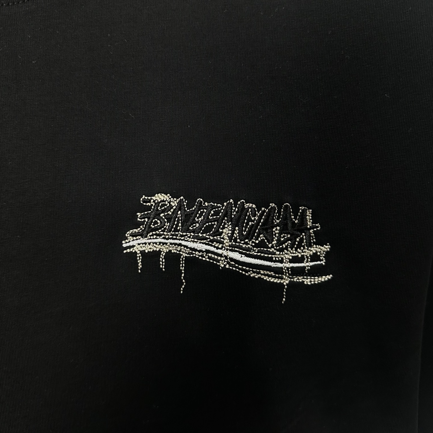BALENCIAGA/巴黎世家 26SS新版流苏斑驳刺绣可乐圆领短袖 黑色 白色-莆田鞋,莆田鞋货源,高仿鞋,高仿鞋货源,安福档口,莆田高仿鞋,莆田鞋批发,高仿鞋批发,莆田高仿运动鞋,高仿运动鞋,莆田运动鞋 BALENCIAGA/巴黎世家 26SS新版流苏斑驳刺绣可乐圆领短袖 黑色 白色