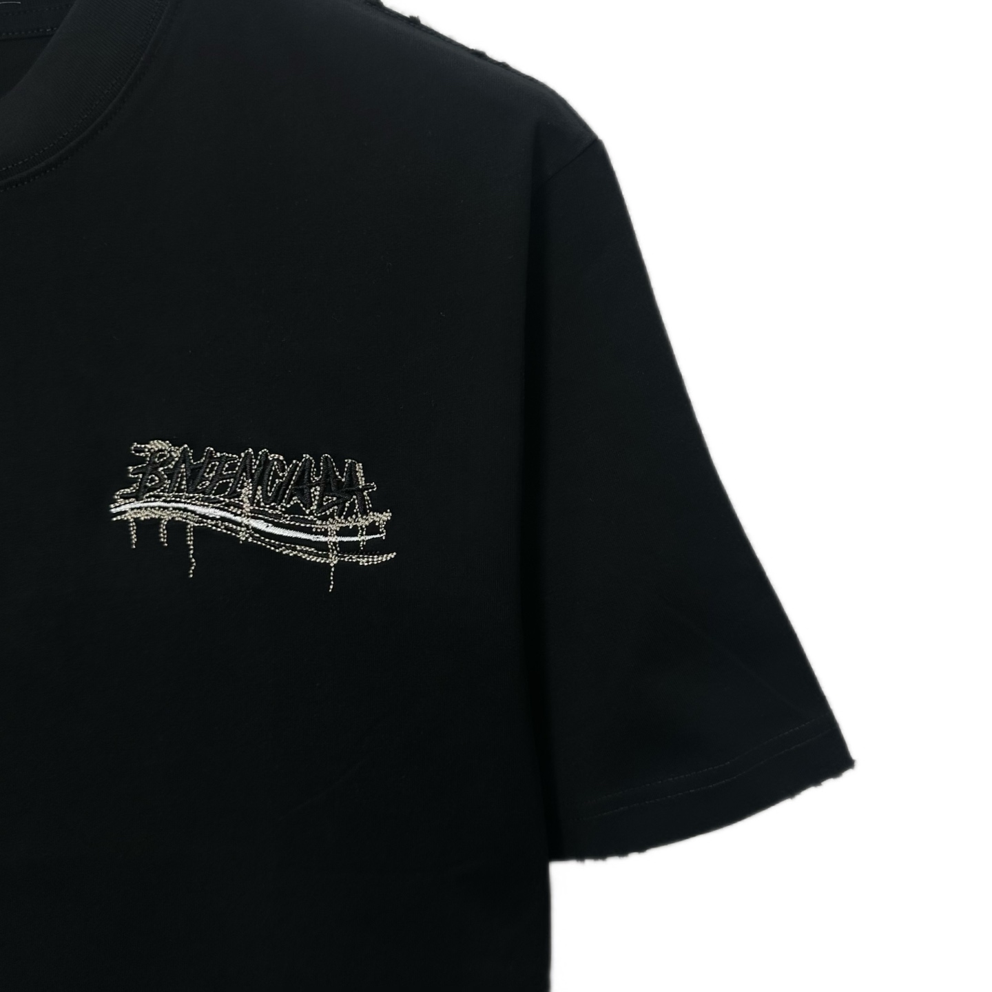 BALENCIAGA/巴黎世家 26SS新版流苏斑驳刺绣可乐圆领短袖 黑色 白色-莆田鞋,莆田鞋货源,高仿鞋,高仿鞋货源,安福档口,莆田高仿鞋,莆田鞋批发,高仿鞋批发,莆田高仿运动鞋,高仿运动鞋,莆田运动鞋 BALENCIAGA/巴黎世家 26SS新版流苏斑驳刺绣可乐圆领短袖 黑色 白色