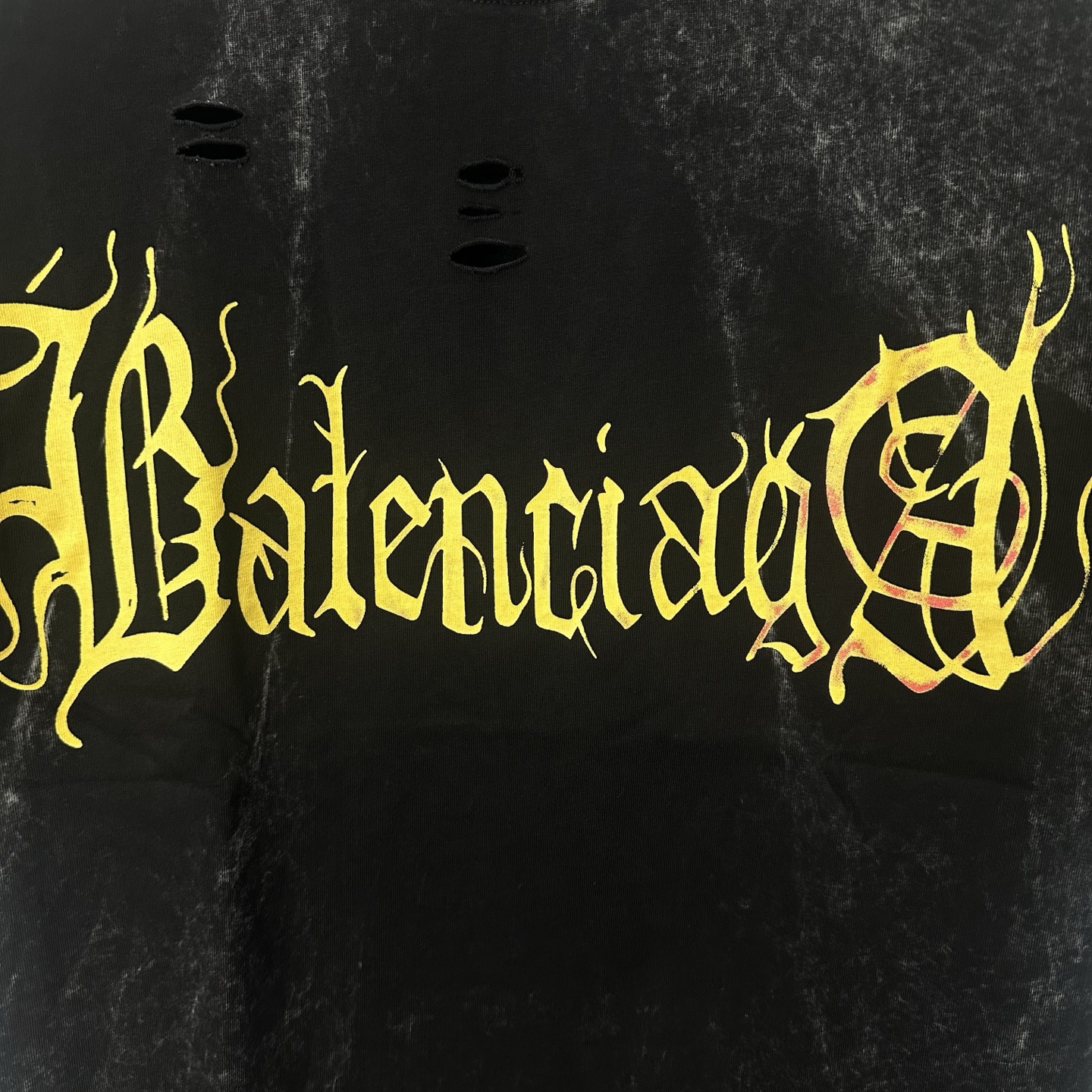 BALENCIAGA/巴黎世家 水洗梵文字母印花破坏圆领短袖 水洗黑 BALENCIAGA/巴黎世家 水洗梵文字母印花破坏圆领短袖 水洗黑