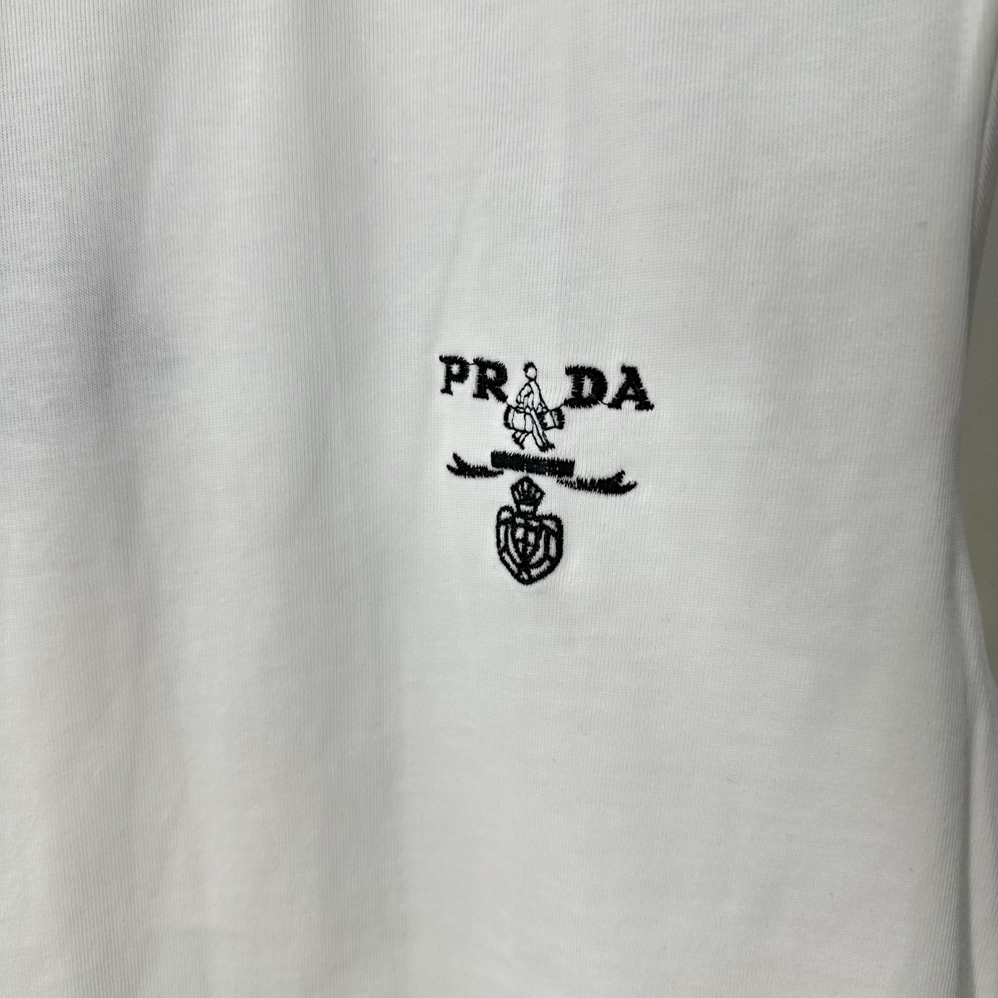 PRADA/普拉达 拎包人物logo刺绣圆领短袖 黑色 白色