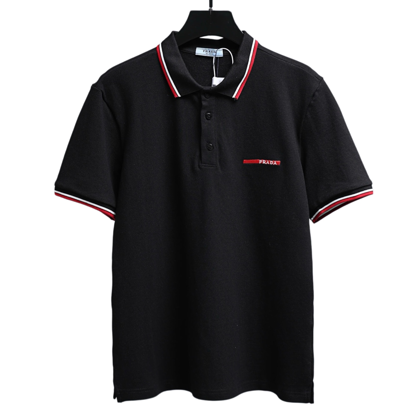 PRADA/普拉达 红色Logo横条刺绣短袖Polo衫 主体采用高品质棉质珠地网眼布 这种面料自带立体肌理 透气性和吸汗性都很良好 夏天穿也不会闷热 久穿也不容易变形 透气舒适度极高 领口用了加固工艺 多次洗涤也不容易塌边 细节处很显质感 无可挑剔 品牌元素设计理念 体现高品质 手感细腻柔软 呈现休闲裁剪 上身版型超赞 颜色:黑色