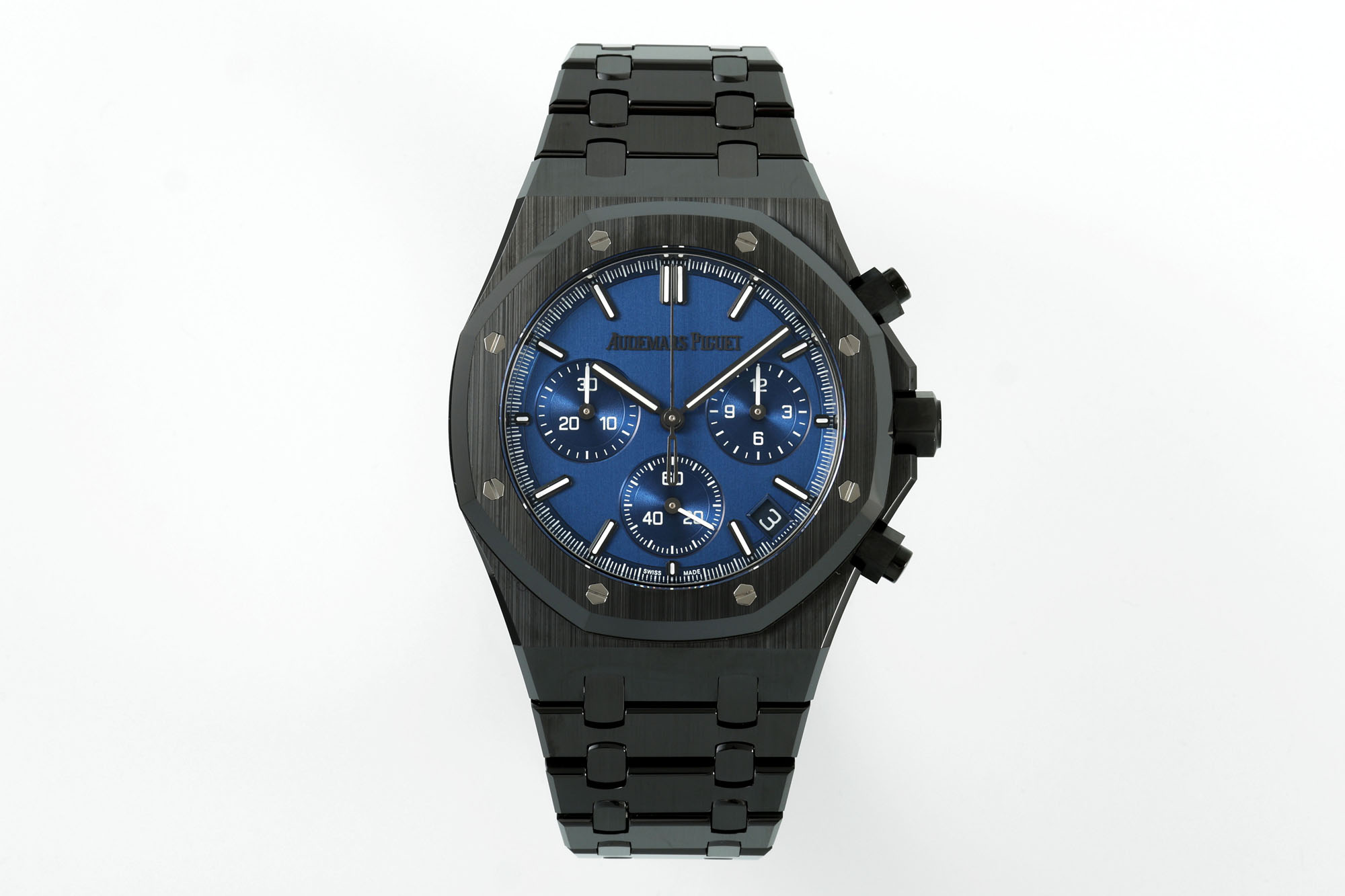 NO:822096,ddf Audemars Piguet 26240 Royal Oak is the most difficult ceramic artwork in history, condensing exquisite craftsmanship and exquisiteness. It fully displays the distinct DNA characteristics of the royal water chestnut. The original molded high-density ceramic version 1-1 is re-engraved at 147 grams to restore the original weight and material. The buckle and bottom cover are consistent with the original version and are made of grade 5 titanium material 1-1 restoration. 1: Dandong Factory 4401 guide column movement is 6.8mm thick. All accessories are interchangeable with the original 1-1 re-engraving.  2 Dandong Factory 4401 non-caliper balance wheel device movement is more stable and more accurate, and all the finely engraved characters have the same appearance. 3: The dial logo 1-1 is finely engraved and each character is exactly the same as the original version.  6: The three-dimensional hole lines at the 6 corners of the bezel are precise, and the imported high-gloss screws are three-dimensional, clean and bright, and fit perfectly. 7: The sand lines in the dead corner of the case are obviously consistent, and the octagonal lines at the bottom of the case ring are three-dimensional and coherent, and the size is accurate. 8: The strap is molded according to the original version 1-1. The strap is more supple and does not scratch your hands, and does not break when pressed by hand. The light sand lines are straight and three-dimensional, and the edge ceramic screws are more beautiful.  9: The shell ring has the same sanding texture and will not break or be thick, the ceramic light position is brighter, the sand texture is more delicate, the hole position and the screw are smooth and accurate, and there is no deviation. All accessories are interchangeable with the original version. The weight of the 10 thallium piece is the same as the original version. It has more power and will not break the chain. The A font is more rounded. The logo 1-1 is carved and carved to be exquisite. Tasting of the original quality of ddf, audemars19860909ddf爱彼26240皇家橡树历史难度最大的陶瓷艺术品浓缩精湛工艺 精美绝伦 鬼斧神尽显皇家菱角分明的DNA特征,原版开模高密度陶瓷版1-1复刻147克还原原版重量与材质,表扣跟底盖与原版一致为5级钛材料1-1还原, 1:丹东厂4401导柱机芯6.8mm厚度,所有配件与原版1-1复刻可互换, 2丹东厂4401无卡度摆轮装置机芯更稳定更精准,精雕刻字所有外观一致. 3:表盘logo1-1精雕雕刻每个字跟足原版,A字带长脚E字中间斜角在细横线 4表盘底纹放大网格均匀立体,威化方格压纹线条明显与原版一致放射纹明显 5:表盘日历窗口4轴激光精雕而成立体方正 6:表圈6角孔位立体孔位线条精准,进口高光螺丝立体整洁光亮,严丝合缝 7:表壳猪嘴死角位砂纹线条明显一致,壳圈底八角线线条立体明显连贯,尺寸精准, 8:表带按照原版1-1还原开模,表带更柔顺不刮手,手压不断裂,光位砂位线条笔直立体,边缘陶瓷螺丝更靓丽, 9:壳圈带拉砂砂纹一致不会断纹不会粗细,陶瓷光位更亮,砂纹更细腻,孔位与螺丝顺畅精准严丝合缝无偏差,所有配件均可与原版互换, 10铊片重量与原版一致重量,动力更足,不会断链,A字体更圆润,logo1-1精雕雕刻而成精美绝伦 ddf原版品质精品品鉴,,audemars,Watch