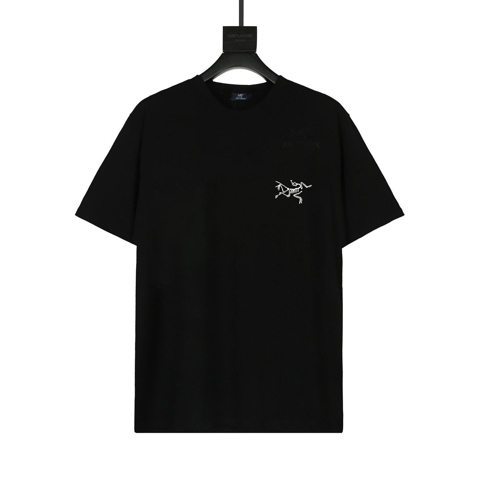 PYB\n 顶级高品\nArcteryx始祖鸟 SYSTEM_A系列 Copal Bird T-shirt Men 's Logo印花美式复古圆领短袖T恤 高端s双纱ZB克面料 印花采用超高品质不脱胶工艺 超高克重高密度超高品质 经过高温缩水定型 毛料柔软细腻亲肤 触感软糯丝滑 手感不是一般的赞 经典服饰采用精致细节和标志性品牌符号焕新演绎迷人魅力 简直太绝了全部进口机器出品 细节清晰可见 洗水麦与ZP一致 细节拉满 细节拿捏的死死的 挑战市场通货 不怕随意对比！上身效果非常棒 怎么搭配都显得高级大方 高级感拿捏 简直太百搭啦简直人手必备 重定制拉架罗纹同缸同染 三标齐全男女都\n重定制拉架罗纹同缸同染 三标齐全\n颜色：黑白\n尺码：S-XL