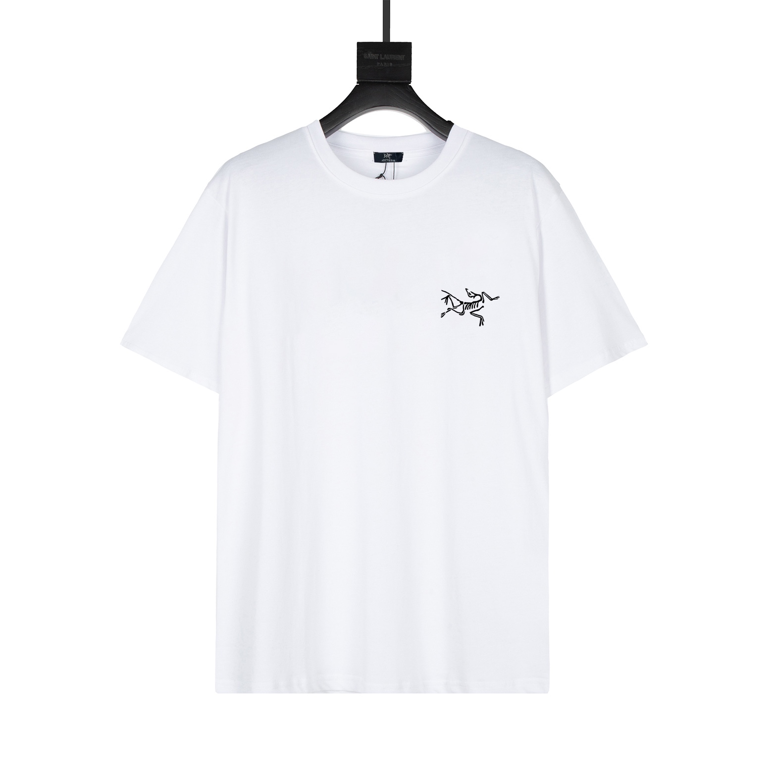 PYB\n顶级高品\nArcteryx始祖鸟 SYSTEM_A系列 Copal Bird T-shirt Men 's Logo印花美式复古圆领短袖T恤 高端s双纱ZB克面料 印花采用超高品质不脱胶工艺 超高克重高密度超高品质 经过高温缩水定型 毛料柔软细腻亲肤 触感软糯丝滑 手感不是一般的赞 经典服饰采用精致细节和标志性品牌符号焕新演绎迷人魅力 简直太绝了全部进口机器出品 细节清晰可见 洗水麦与ZP一致 细节拉满 细节拿捏的死死的 挑战市场通货 不怕随意对比！上身效果非常棒 怎么搭配都显得高级大方 高级感拿捏 简直太百搭啦简直人手必备 重定制拉架罗纹同缸同染 三标齐全男女都\n重定制拉架罗纹同缸同染 三标齐全\n颜色：黑白\n尺码：S-XL