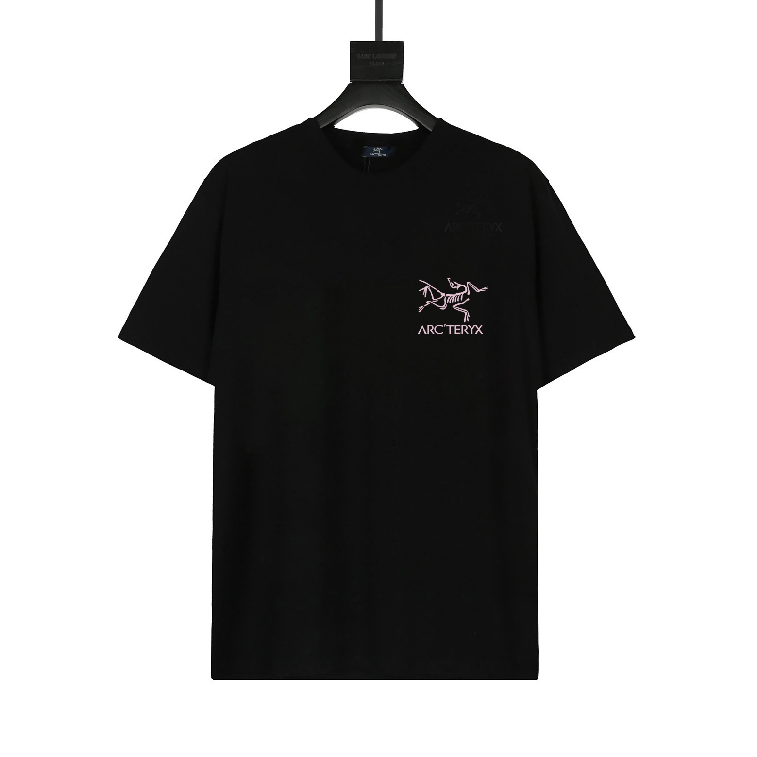 PYB\n顶级高品\nArcteryx始祖鸟 SYSTEM_A系列 Copal Bird T-shirt Men 's Logo印花美式复古圆领短袖T恤 高端s双纱ZB克面料 印花采用超高品质不脱胶工艺 超高克重高密度超高品质 经过高温缩水定型 毛料柔软细腻亲肤 触感软糯丝滑 手感不是一般的赞 经典服饰采用精致细节和标志性品牌符号焕新演绎迷人魅力 简直太绝了全部进口机器出品 细节清晰可见 洗水麦与ZP一致 细节拉满 细节拿捏的死死的 挑战市场通货 不怕随意对比！上身效果非常棒 怎么搭配都显得高级大方 高级感拿捏 简直太百搭啦简直人手必备 重定制拉架罗纹同缸同染 三标齐全男女都\n重定制拉架罗纹同缸同染 三标齐全\n颜色：黑白\n尺码：S-XL