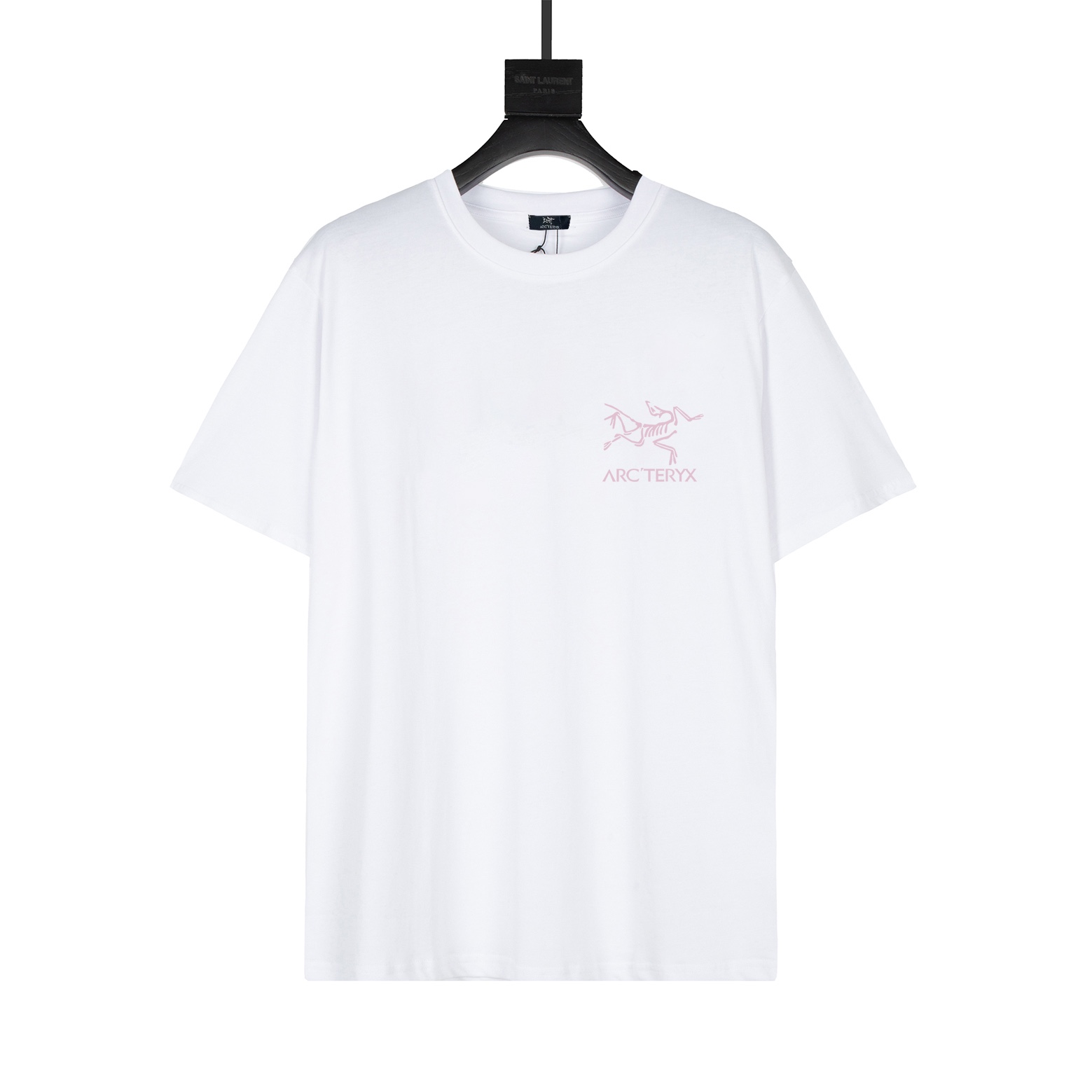 PYB\n顶级高品\nArcteryx始祖鸟 SYSTEM_A系列 Copal Bird T-shirt Men 's Logo印花美式复古圆领短袖T恤 高端s双纱ZB克面料 印花采用超高品质不脱胶工艺 超高克重高密度超高品质 经过高温缩水定型 毛料柔软细腻亲肤 触感软糯丝滑 手感不是一般的赞 经典服饰采用精致细节和标志性品牌符号焕新演绎迷人魅力 简直太绝了全部进口机器出品 细节清晰可见 洗水麦与ZP一致 细节拉满 细节拿捏的死死的 挑战市场通货 不怕随意对比！上身效果非常棒 怎么搭配都显得高级大方 高级感拿捏 简直太百搭啦简直人手必备 重定制拉架罗纹同缸同染 三标齐全男女都\n重定制拉架罗纹同缸同染 三标齐全\n颜色：黑白\n尺码：S-XL