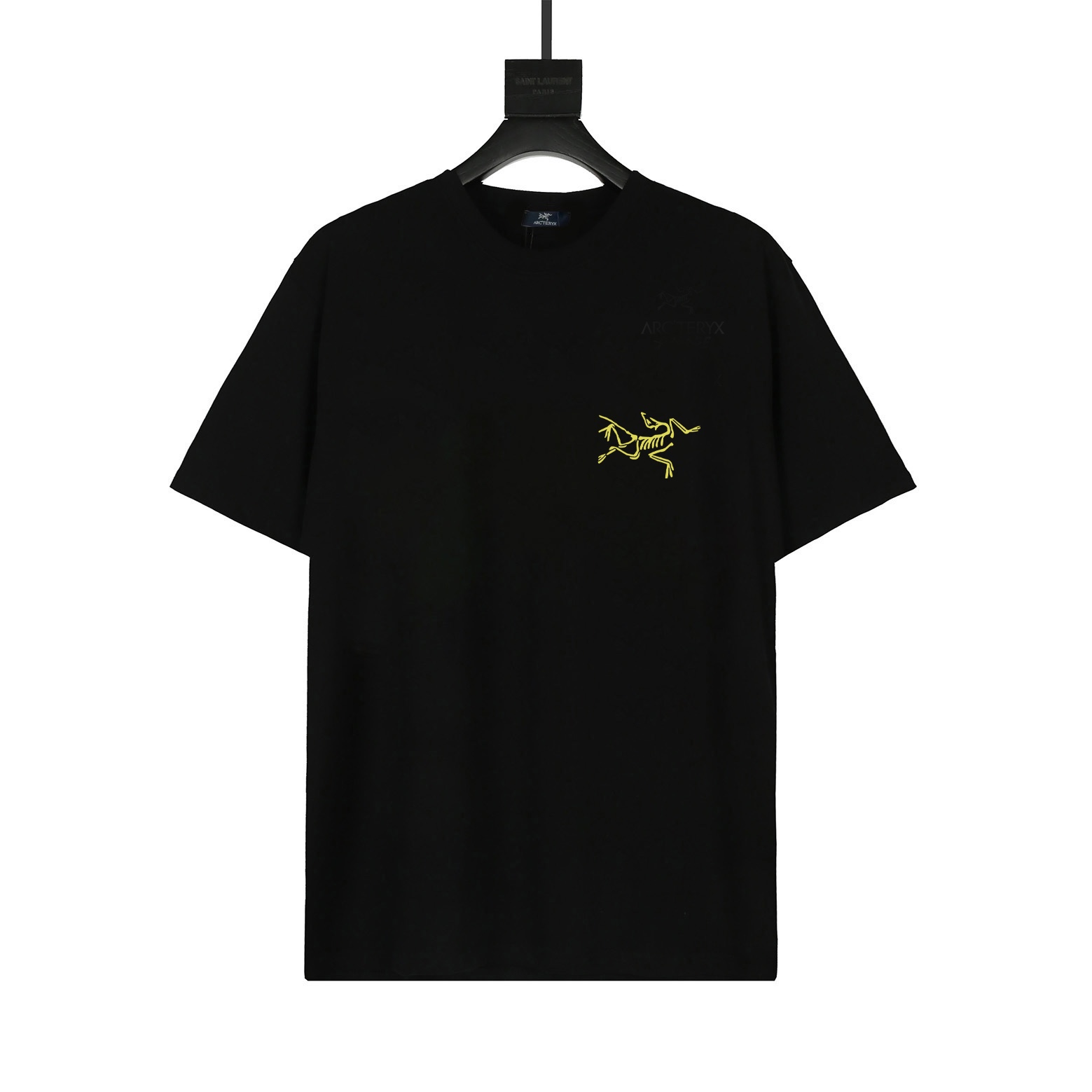 PYB\n顶级高品\nArcteryx始祖鸟 SYSTEM_A系列 Copal Bird T-shirt Men 's Logo印花美式复古圆领短袖T恤 高端s双纱ZB克面料 印花采用超高品质不脱胶工艺 超高克重高密度超高品质 经过高温缩水定型 毛料柔软细腻亲肤 触感软糯丝滑 手感不是一般的赞 经典服饰采用精致细节和标志性品牌符号焕新演绎迷人魅力 简直太绝了全部进口机器出品 细节清晰可见 洗水麦与ZP一致 细节拉满 细节拿捏的死死的 挑战市场通货 不怕随意对比！上身效果非常棒 怎么搭配都显得高级大方 高级感拿捏 简直太百搭啦简直人手必备 重定制拉架罗纹同缸同染 三标齐全男女都\n重定制拉架罗纹同缸同染 三标齐全\n颜色：黑白\n尺码：S-XL