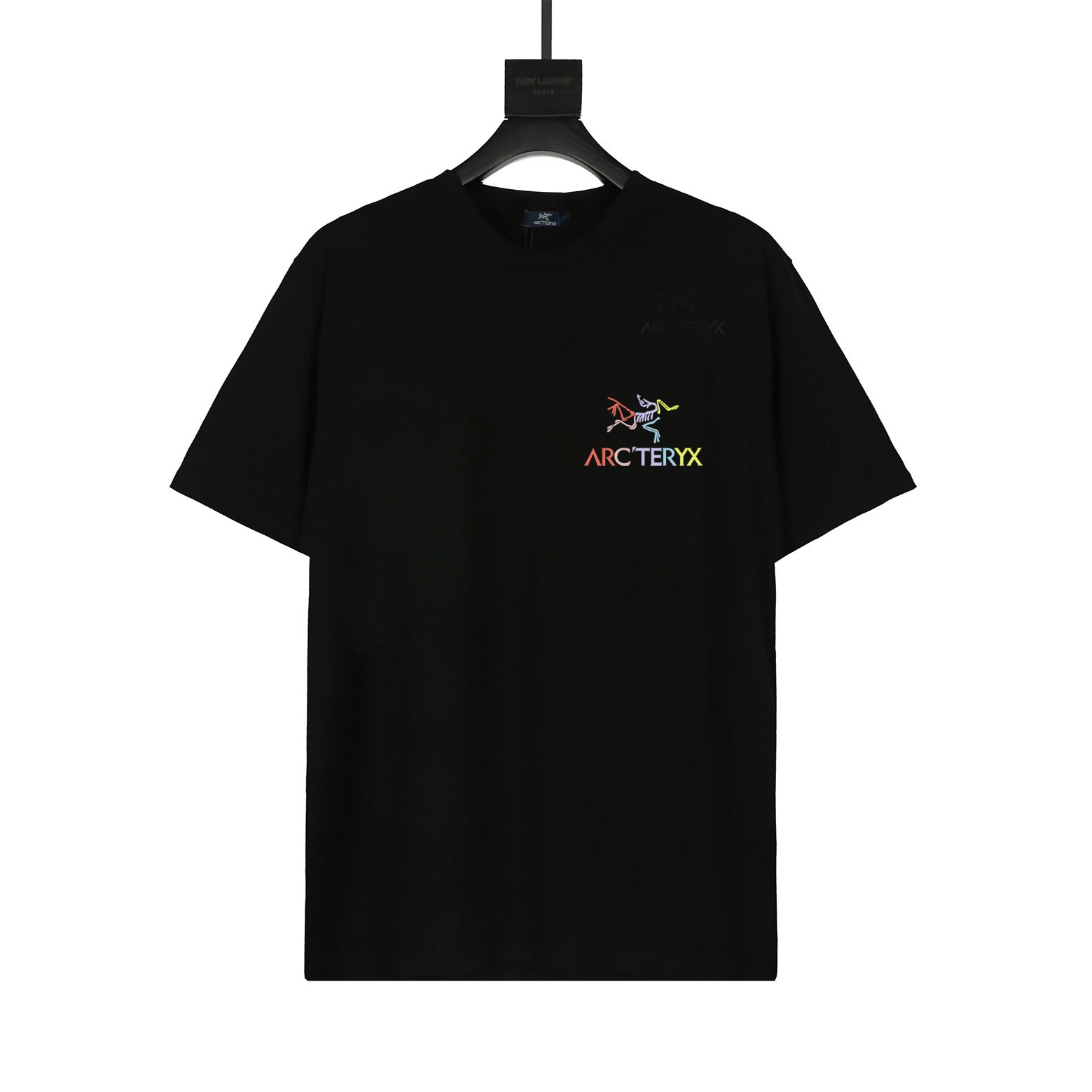 PYB\n 顶级高品\nArcteryx始祖鸟 SYSTEM_A系列 Copal Bird T-shirt Men 's Logo印花美式复古圆领短袖T恤 高端s双纱ZB克面料 印花采用超高品质不脱胶工艺 超高克重高密度超高品质 经过高温缩水定型 毛料柔软细腻亲肤 触感软糯丝滑 手感不是一般的赞 经典服饰采用精致细节和标志性品牌符号焕新演绎迷人魅力 简直太绝了全部进口机器出品 细节清晰可见 洗水麦与ZP一致 细节拉满 细节拿捏的死死的 挑战市场通货 不怕随意对比！上身效果非常棒 怎么搭配都显得高级大方 高级感拿捏 简直太百搭啦简直人手必备 重定制拉架罗纹同缸同染 三标齐全男女都\n重定制拉架罗纹同缸同染 三标齐全\n颜色：黑白\n尺码：S-XL