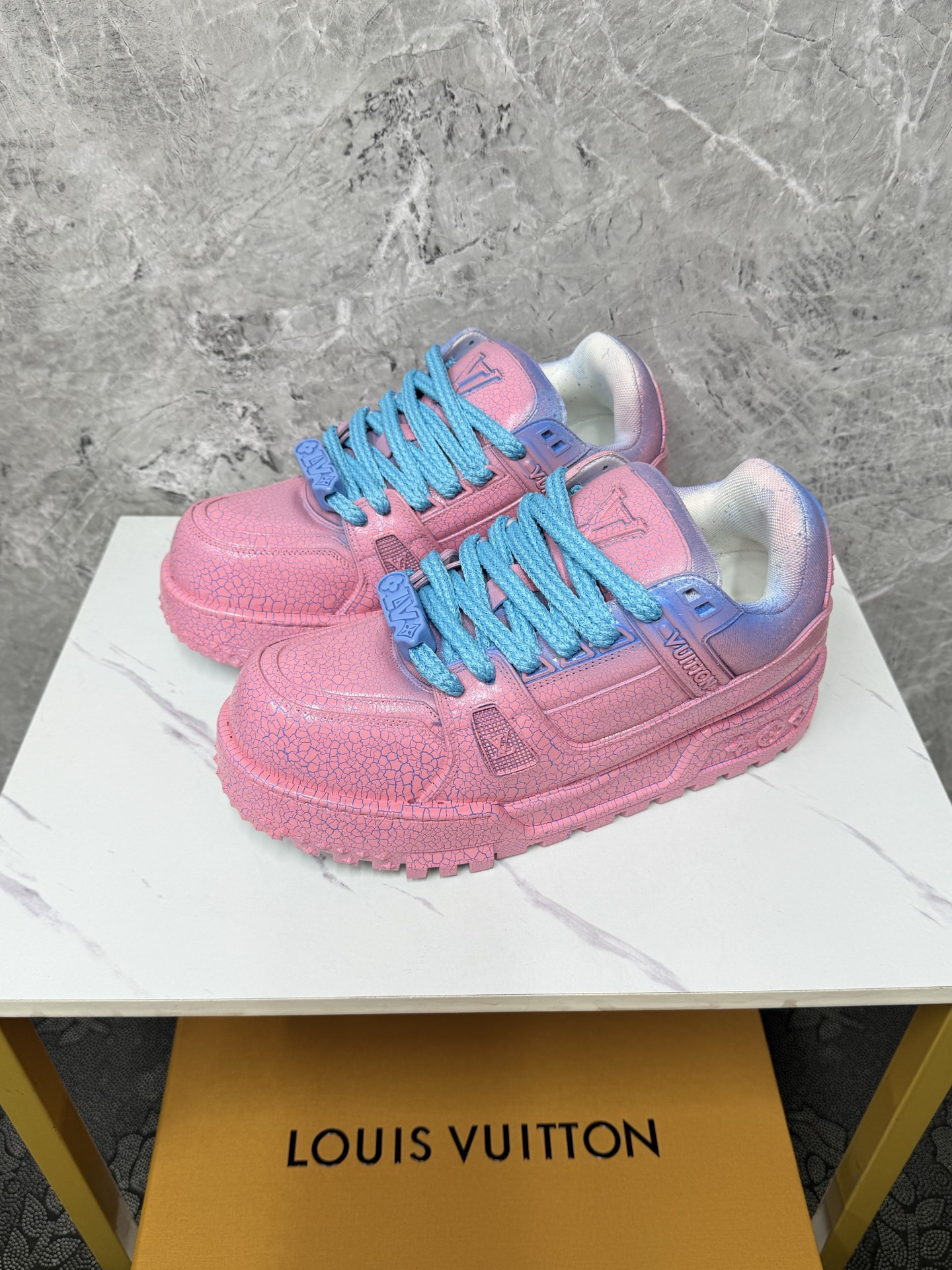 NO:350253,Real-priced couples (LOUIS VUITTON-Louis Vuitton) official website synchronizes the spring new product Milan fashion show lv family logo, big name style, fashion trendy people must have top layer calfskin, cowhide official website original special supply large bottom number 35-45 (38 and 45 custom made without return) Xc,,louis vuitton,louis vuitton,louis vuitton,cowhide19860909实价情侣款（LOUIS VUITTON-路易威登）官网同步春季新品米兰时装走秀款lv家标志,大咖风范,时尚潮人必备头层小牛皮、牛皮内里官网原版特供大底码数35-45（38、45定做不退换）Xc,,louis vuitton,louis vuitton,louis vuitton,cowhide,Men's shoes