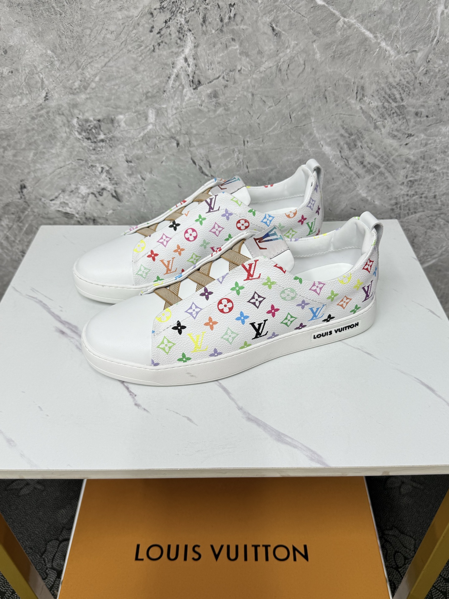 NO:275383,. (LV-Louis Vuitton) Classic luxury brand sports and casual men's shoes, imported cowhide original rubber, water-dyed calfskin inner high-end and comfortable, original outsole is light and wear-resistant!  Pure handmade, details determine quality!  Code count 38-44 (45 custom made without return) Yh,,louis vuitton,louis vuitton,cowhide19860909.（LV-路易威登）经典奢牌运动休闲男鞋,进口牛皮拼原版胶料,水染小牛皮内里高档舒适,原版大底轻盈耐磨！纯手工制作,细节决定品质！码数38-44（45定做不退换）Yh,,louis vuitton,louis vuitton,cowhide,Men's shoes