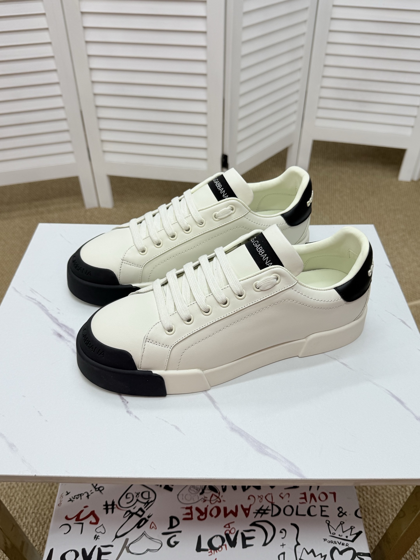 NO:346257,(DG-Dougabana) The latest popular casual shoes, the tongue has the brand's signature details, and the combination of silk cowhide and cow velvet enhances the style. It is fashionable and versatile, which can add luster to various shapes. It creates a unique dynamic and modern exquisite design, showing a modern and elegant style. Size39-44 (45 customized, non-return and exchange) Bx, Dolce & Gabbana, cowhide19860909（DG-杜嘉班纳）最新爆款休闲鞋,鞋舌带有品牌标志性细节,丝绸牛皮与牛反绒相结合提升格调.时尚百搭,可为各式造型增光添彩.塑造独具动感活力与摩登气息的精致设计,尽显现代优雅格调. Size39-44（45订做不退换）Bx,,Dolce&Gabbana,cowhide,Men's shoes