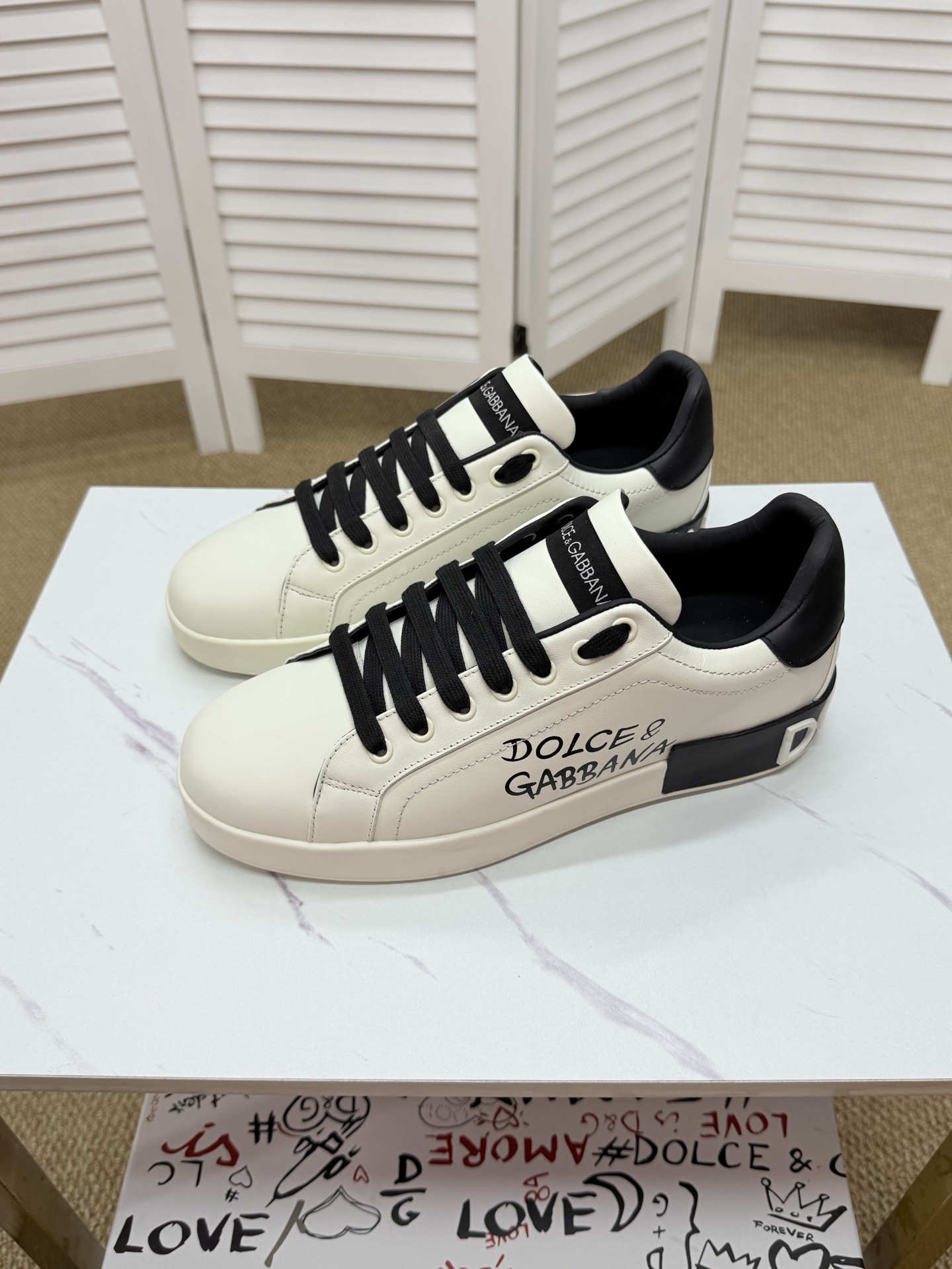 NO:346292,. (DG-Dougabana) The latest popular casual shoes, the tongue has the brand's signature details, and the combination of silk cowhide and cow velvet enhances the style. It is fashionable and versatile, which can add luster to various shapes. It creates a unique dynamic and modern exquisite design, showing a modern and elegant style. Size39-44 (45 customized, non-return and exchange) Bxchi, Dolce & Gabbana, cowhide19860909.（DG-杜嘉班纳）最新爆款休闲鞋,鞋舌带有品牌标志性细节,丝绸牛皮与牛反绒相结合提升格调.时尚百搭,可为各式造型增光添彩.塑造独具动感活力与摩登气息的精致设计,尽显现代优雅格调. Size39-44（45订做不退换）Bxchi,,Dolce&Gabbana,cowhide,Men's shoes