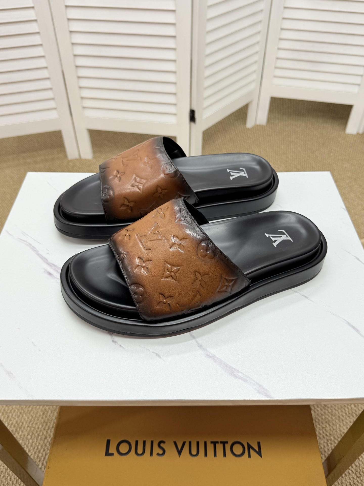 NO:350208,Real price. (LV-Louis Vuitton) 2025 spring and summer new slippers are both fashionable and beautiful and super versatile original presbyterian leather. Size: 38-44 (45 custom made without return) M2,,louis vuitton,louis vuitton,slippers19860909实价.（LV-路易威登）2025春夏新款拖鞋既时尚又美观超级百搭原版老花皮料 . Size: 38-44（45定做不退换）M2,,louis vuitton,louis vuitton,slippers,Men's shoes
