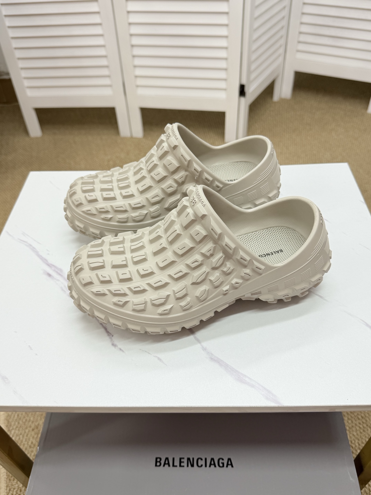 NO:350160,Couple model (Balenciaga Runer) Fashion Sandals Item No. 735250 W3CV29700 The best quality in the market The shoe shape details are better than the market version Not only better than the market goods, but also cheaper than the market goods Original dispensing process synchronizes the original shoes Different from all versions on the market All fixed TUs on the market, original customized glue sticks All details are high-end restored, welcome to pick up sizes 35-46 (45 and 46 custom made no return or exchange) Zk,,balenciaga,balenciaga19860909情侣款（Balenciaga Runer 巴黎世家）时尚凉拖 货号735250 W3CV29700 市场最优品质 鞋型细节做旧等都好于市场版本 不但比市场货好 而且比市场货便宜 原厂点胶工艺同步原鞋 区别市面所有版本 非市面所有固定TU,原厂订制胶棒 一切细节高端还原 ,欢迎挑刺 尺码35-46（45、46订做不退换）Zk,,balenciaga,balenciaga,Men's shoes