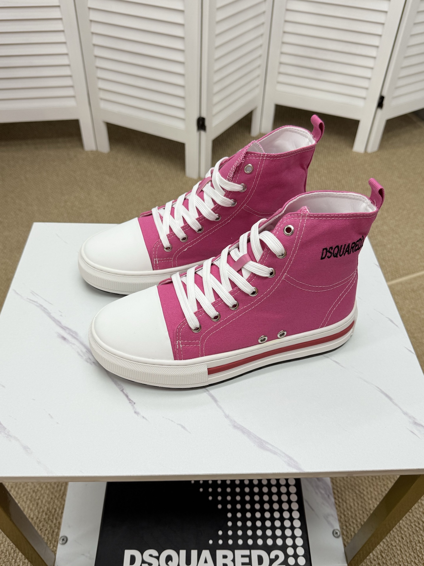 NO:345021,. Couple model (DSQUARED2) casual sports shoes Z cabinet is available simultaneously, original configuration imported Y version custom original material cowhide original special supply original molded bottom is super comfortable, original order goods, high quality, can enter and exit the Z cabinet at will, welcome to compare. The positive code 35-46 (45 and 46 custom made without return and exchange) Se,, sneakers, cowhide19860909.情侣款（DSQUARED2）休闲运动鞋Z柜同步发售,原厂配置进口Y版定制原版材料牛皮原厂特供原版成型底超级舒适,原厂跟单货,高品质,可随意进出Z柜,欢迎对比.正码35-46（45、46定做不退换）Se,,sneakers,cowhide,Men's shoes