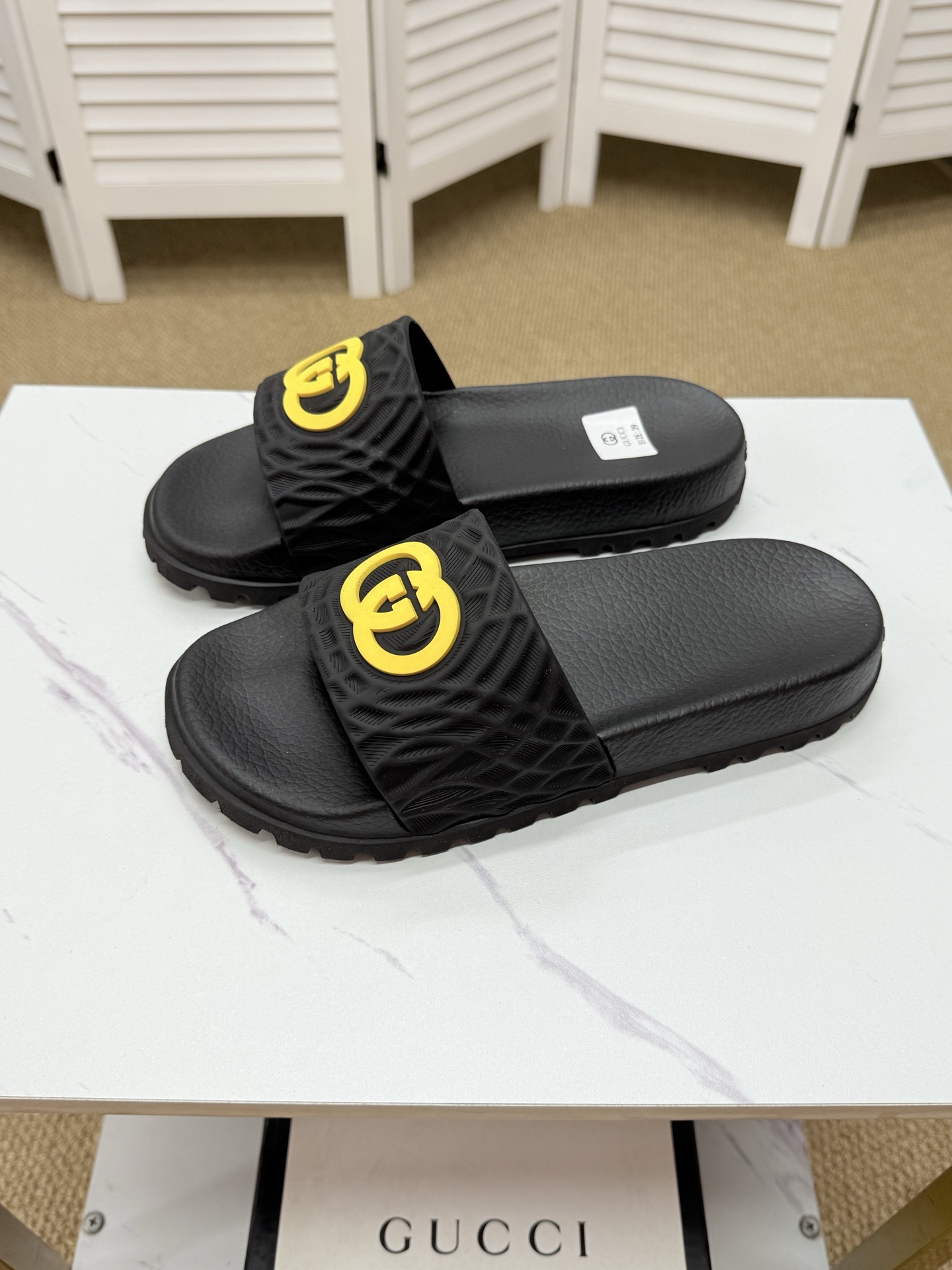 NO:347114,Real price. Couple model (GUCCI-Guqi) versatile casual slippers, imported original material, sheepskin inner high-end comfortable, original outsole light and wear-resistant!  Pure handmade, details determine quality!  37-44 (35.36.46.47 Customized No Returns and Exchanges) Ms, gucci, slippers, sheepskin19860909实价.情侣款（GUCCI-古奇）百搭休闲拖鞋,进口原版材质,羊皮内里 高档舒适,原版大底轻盈耐磨！纯手工制作,细节决定品质！37-44（35.36.46.47定做不退换）Ms,,gucci,slippers,sheepskin,Men's shoes