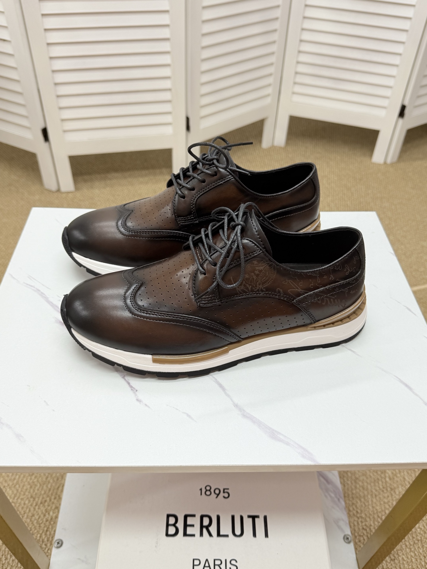 NO:351364,. (Berluti) High-end men's slippers, imported from Italy with hand-painted leather embryos, ancient hand-dyeing dyeing technology, simple lines, classic and versatile!  Size39-44 (38, 45, 46 customized non-return and exchange) PL,, slippers19860909.（Berluti布鲁提）高端男士拖鞋,意大利进口擦色手绘皮胚,古法手工染色工艺,线条简约,经典百搭！ Size39-44（38,45,46定做不退换）PL,,slippers,Men's shoes