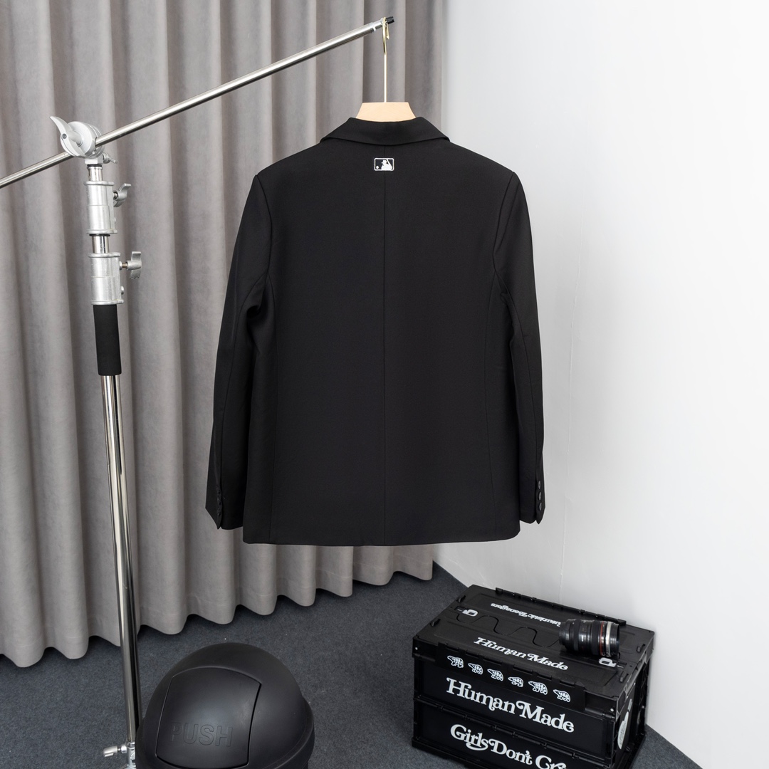 MLB Yankees 2023 Black Embroidered Suit with NY Logo – Classic and Stylish - 图片 2