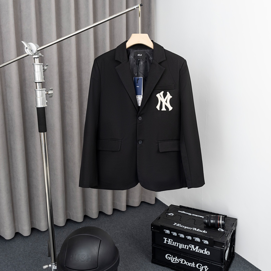 MLB Yankees 2023 Black Embroidered Suit with NY Logo – Classic and Stylish