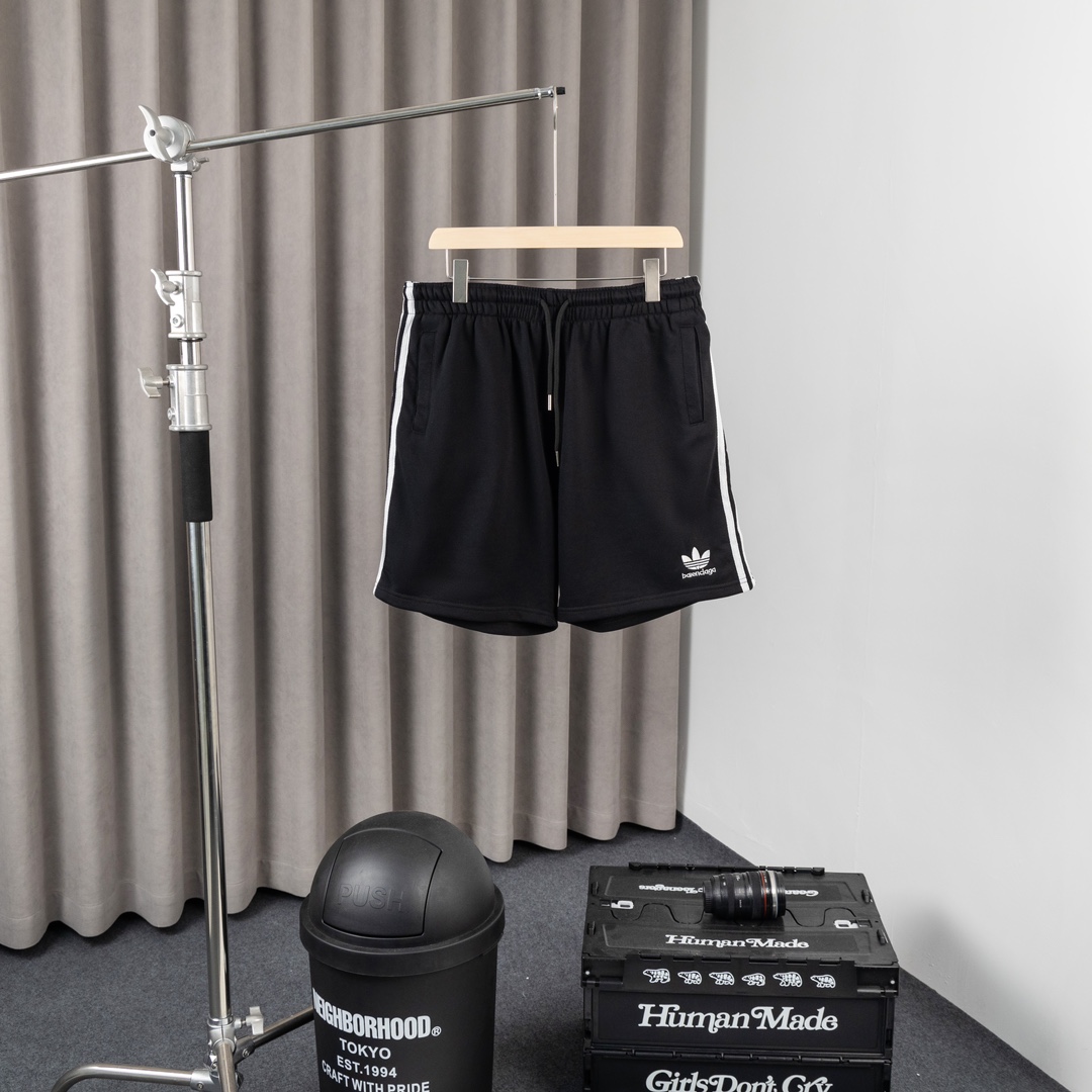 “High-Quality Balenciaga Shorts with Detailed Embroidery and Custom Features” - 图片 1