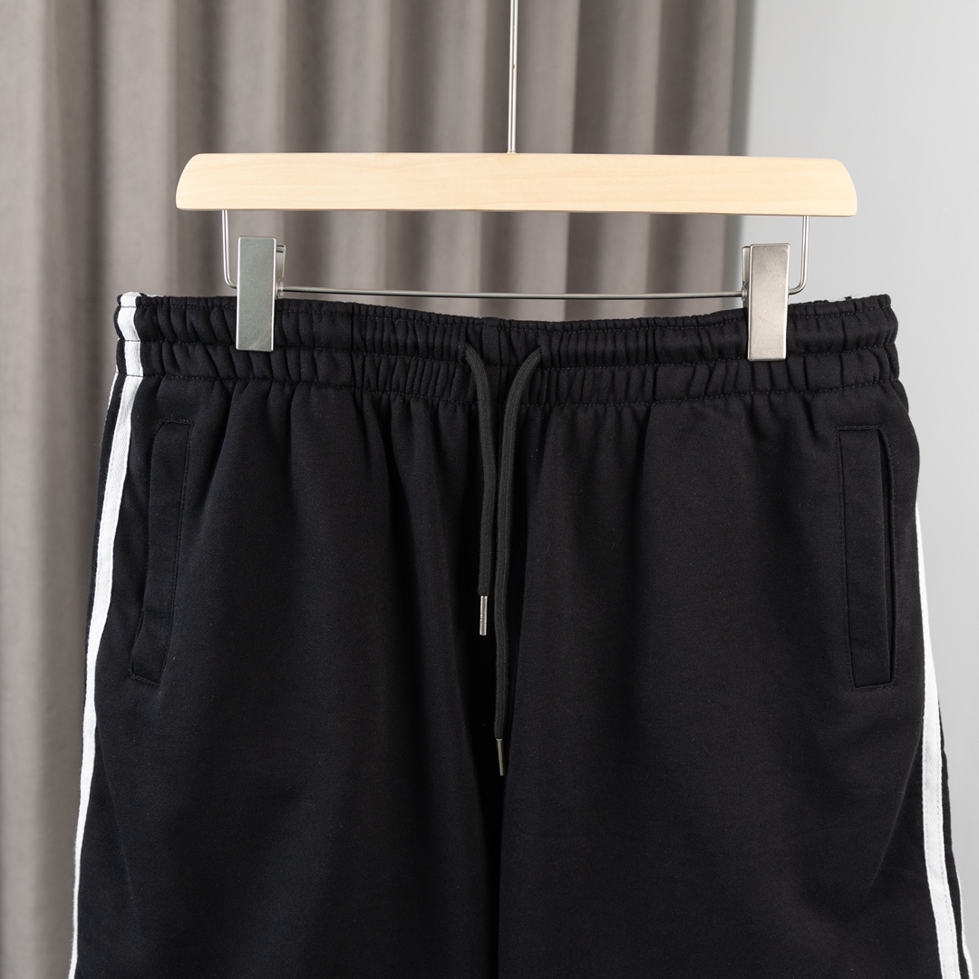 “High-Quality Balenciaga Shorts with Detailed Embroidery and Custom Features” - 图片 4