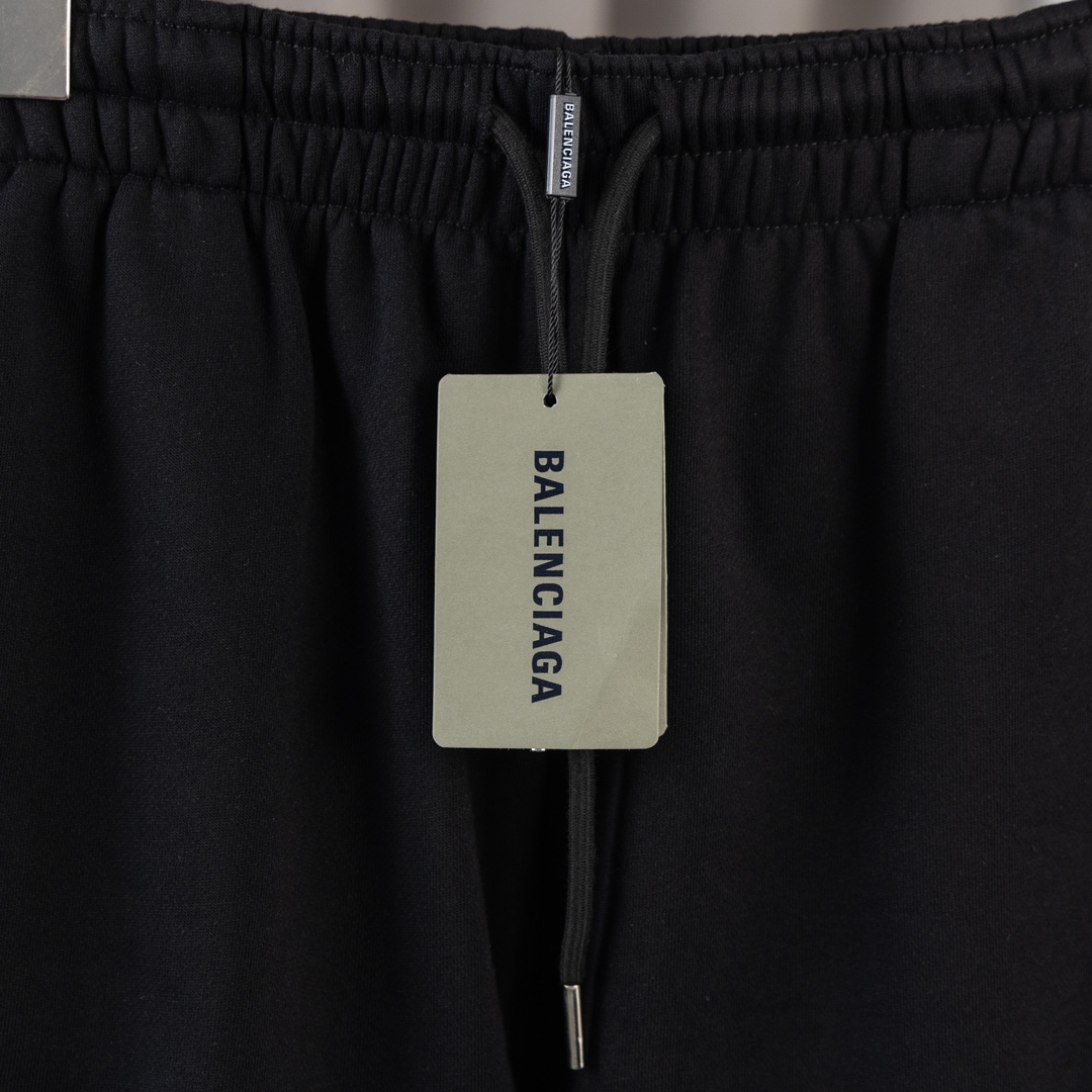 “High-Quality Balenciaga Shorts with Detailed Embroidery and Custom Features” - 图片 3