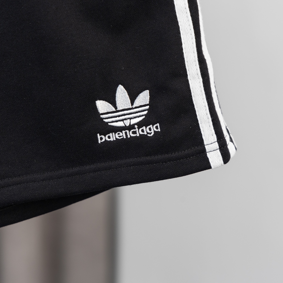 “High-Quality Balenciaga Shorts with Detailed Embroidery and Custom Features” - 图片 8