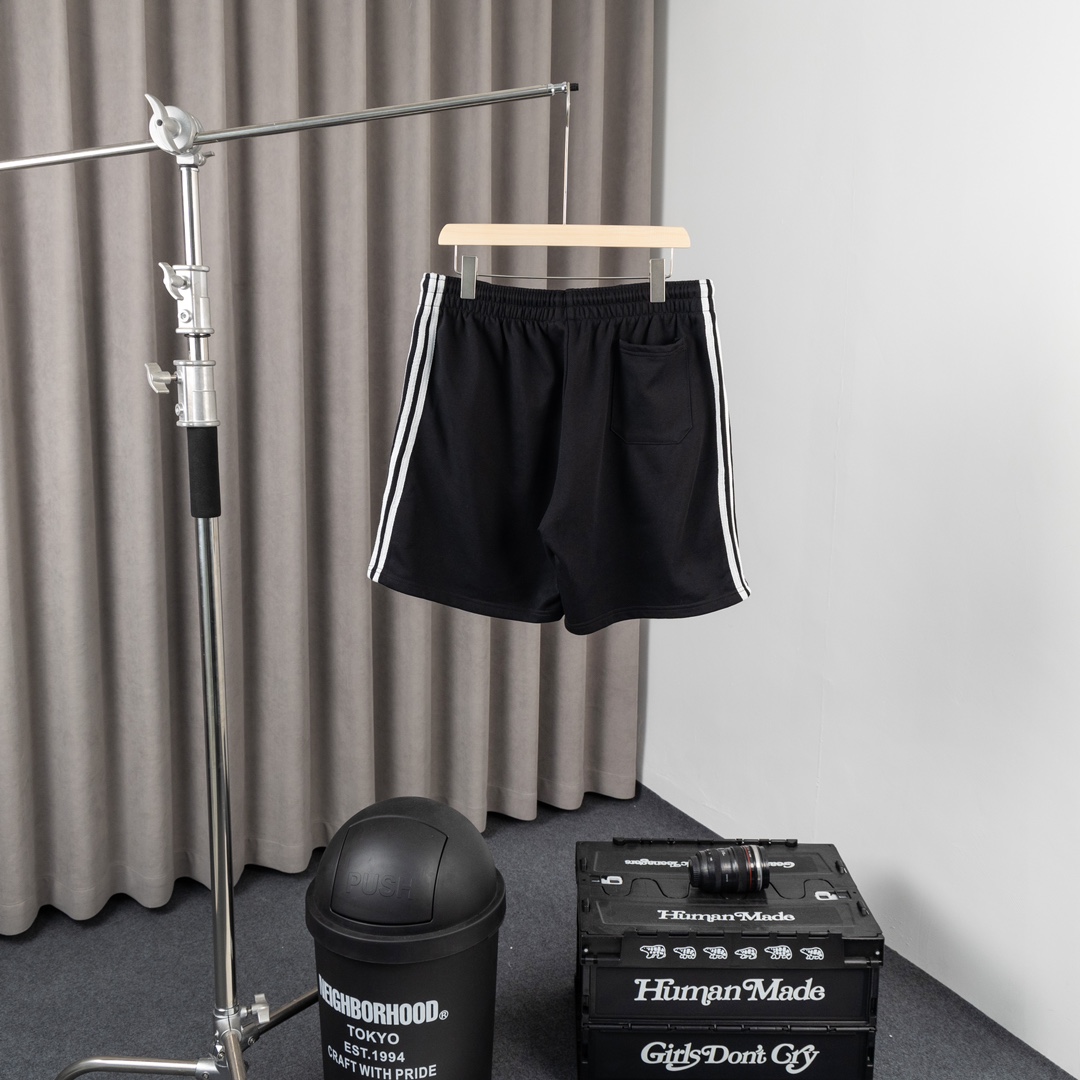 “High-Quality Balenciaga Shorts with Detailed Embroidery and Custom Features” - 图片 2