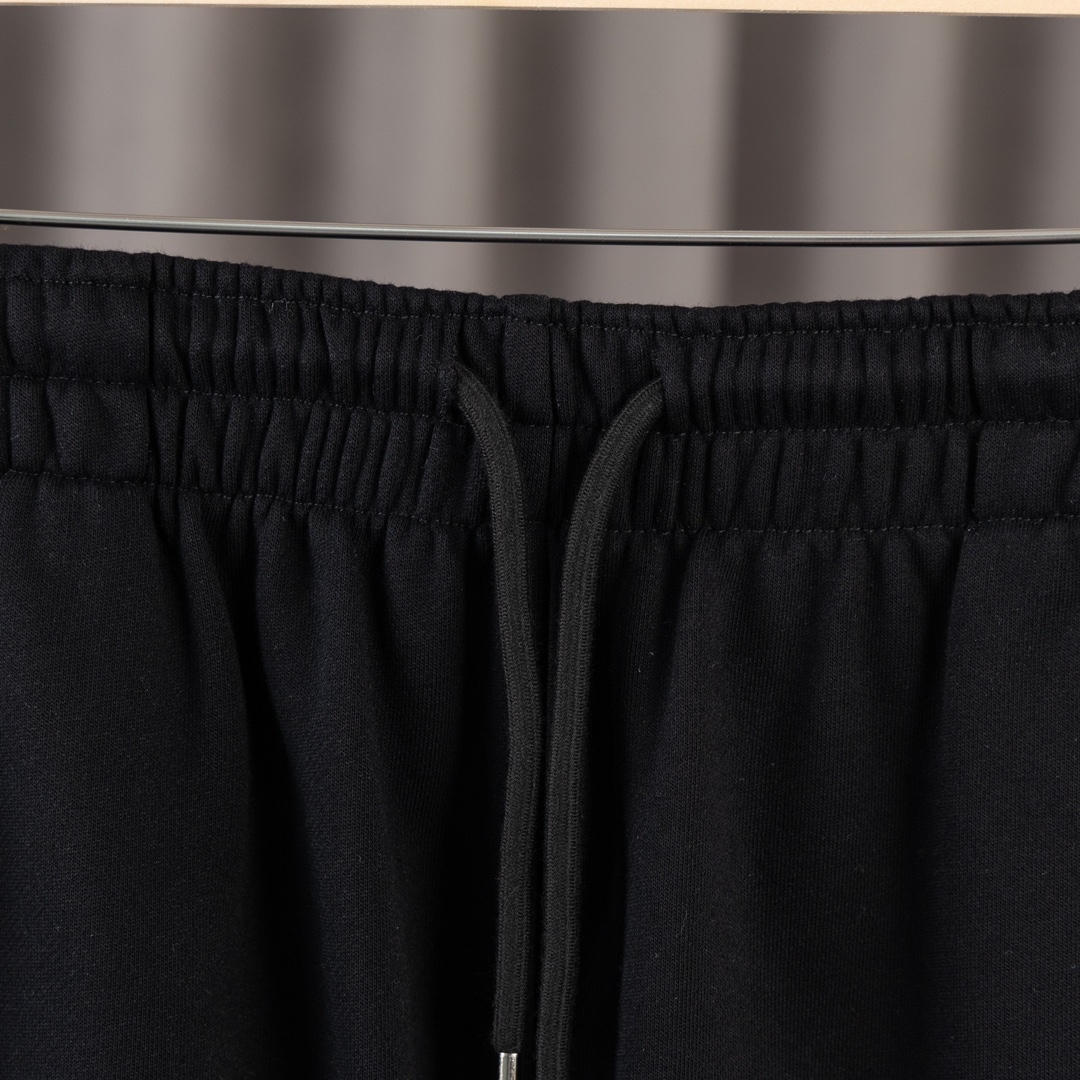 “High-Quality Balenciaga Shorts with Detailed Embroidery and Custom Features” - 图片 5