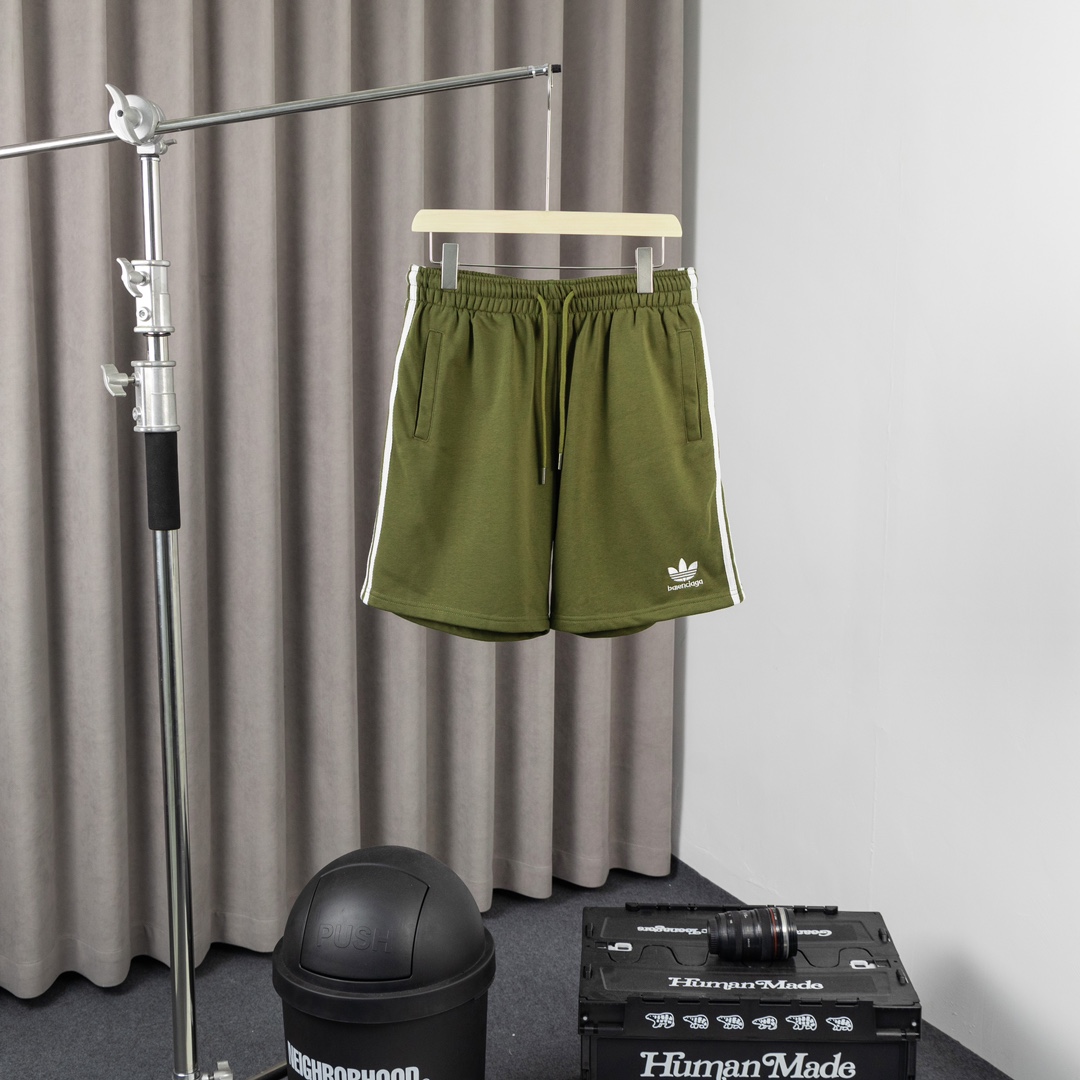 Balenciaga Paris House Adidas Shorts Review: Quality Cotton Fabric, Custom Details, Fine Workmanship - 图片 1