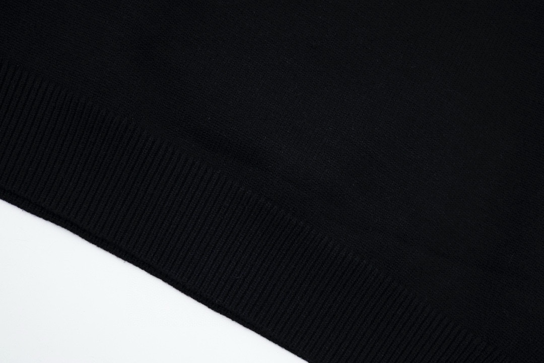 Balenciaga AD64 Collection: High-Tech Wool Sweaters, 500g Suit, Black & White Options - 图片 7
