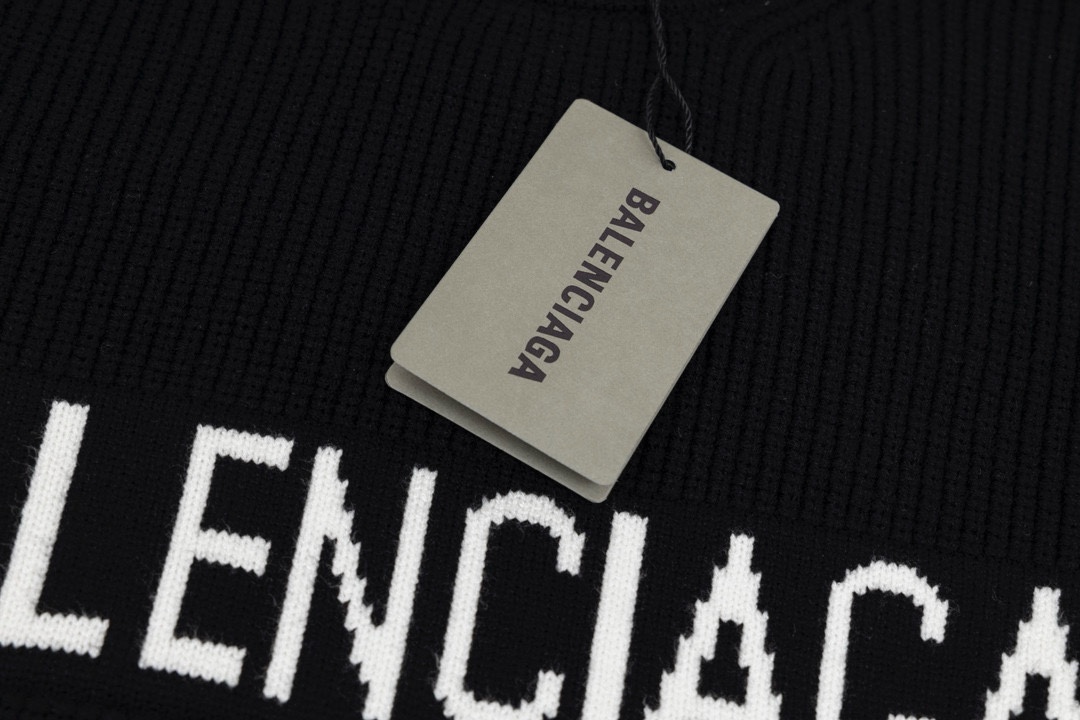 Balenciaga Wool Shirt: High-Tech, Lightweight, Stylish – AD68 Section Summary - 图片 4