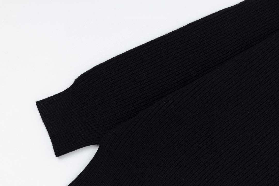 Balenciaga Wool Shirt: High-Tech, Lightweight, Stylish – AD68 Section Summary - 图片 6