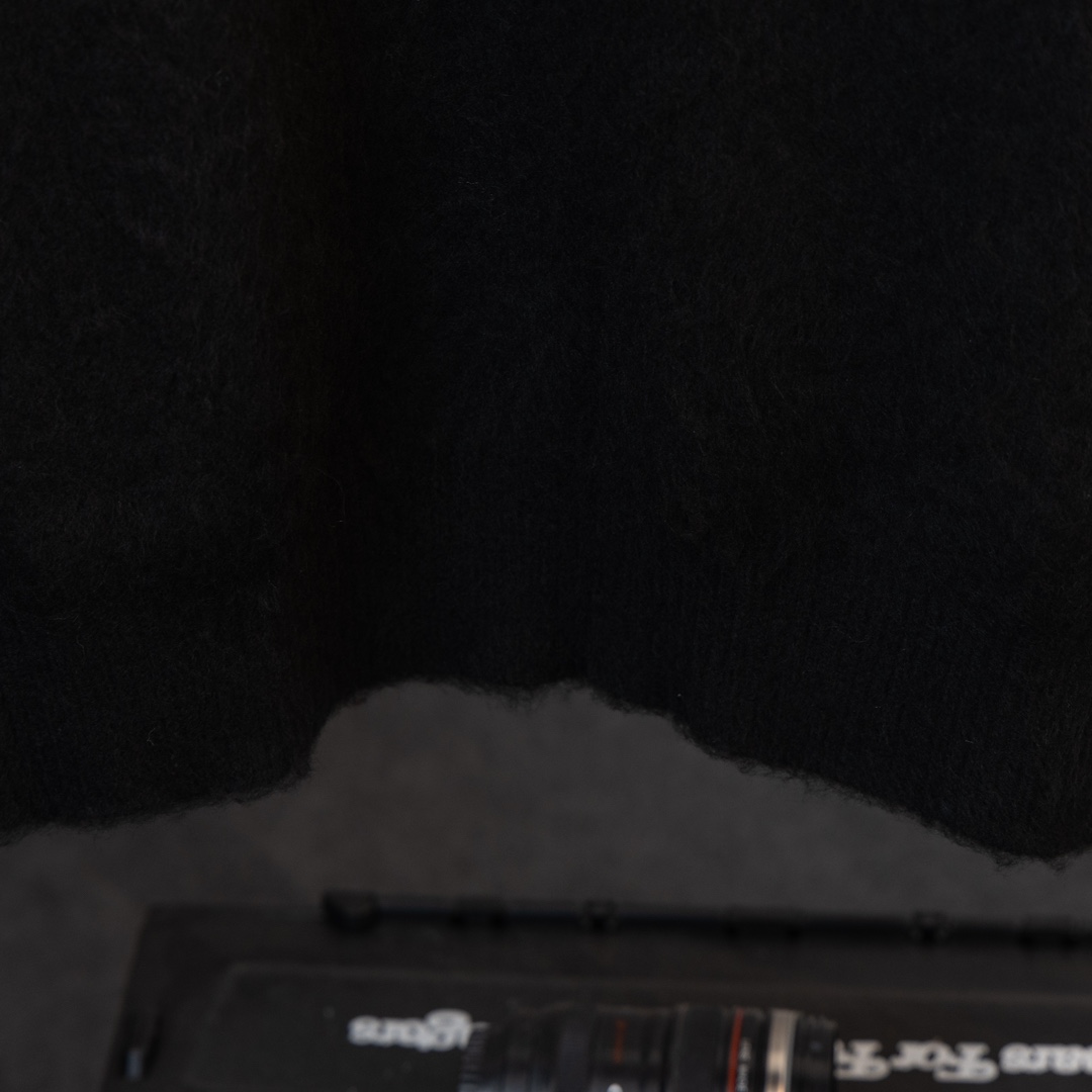 YSL St. Román’s Seahorse Hair Long Sleeve Sweaters Review - 图片 9