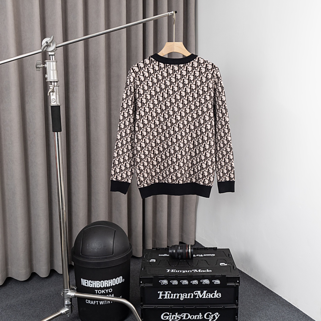 Fashion Update: Dior’s High-Tech Wool Sweater with Intricate Design - 图片 2