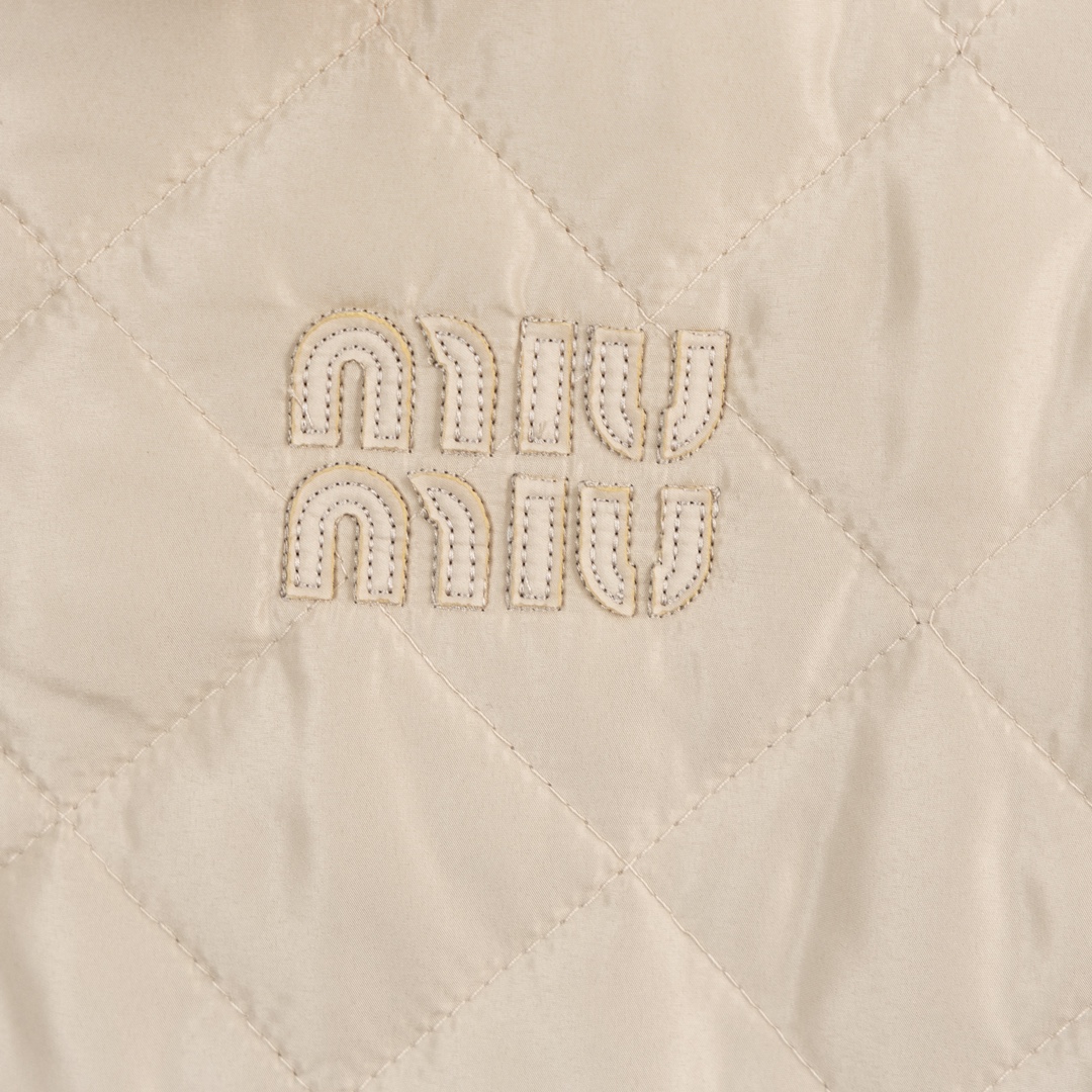 MiuMiu24AW Collection: Grandmother’s Cotton Dress Revived with Modern Twist - 图片 7