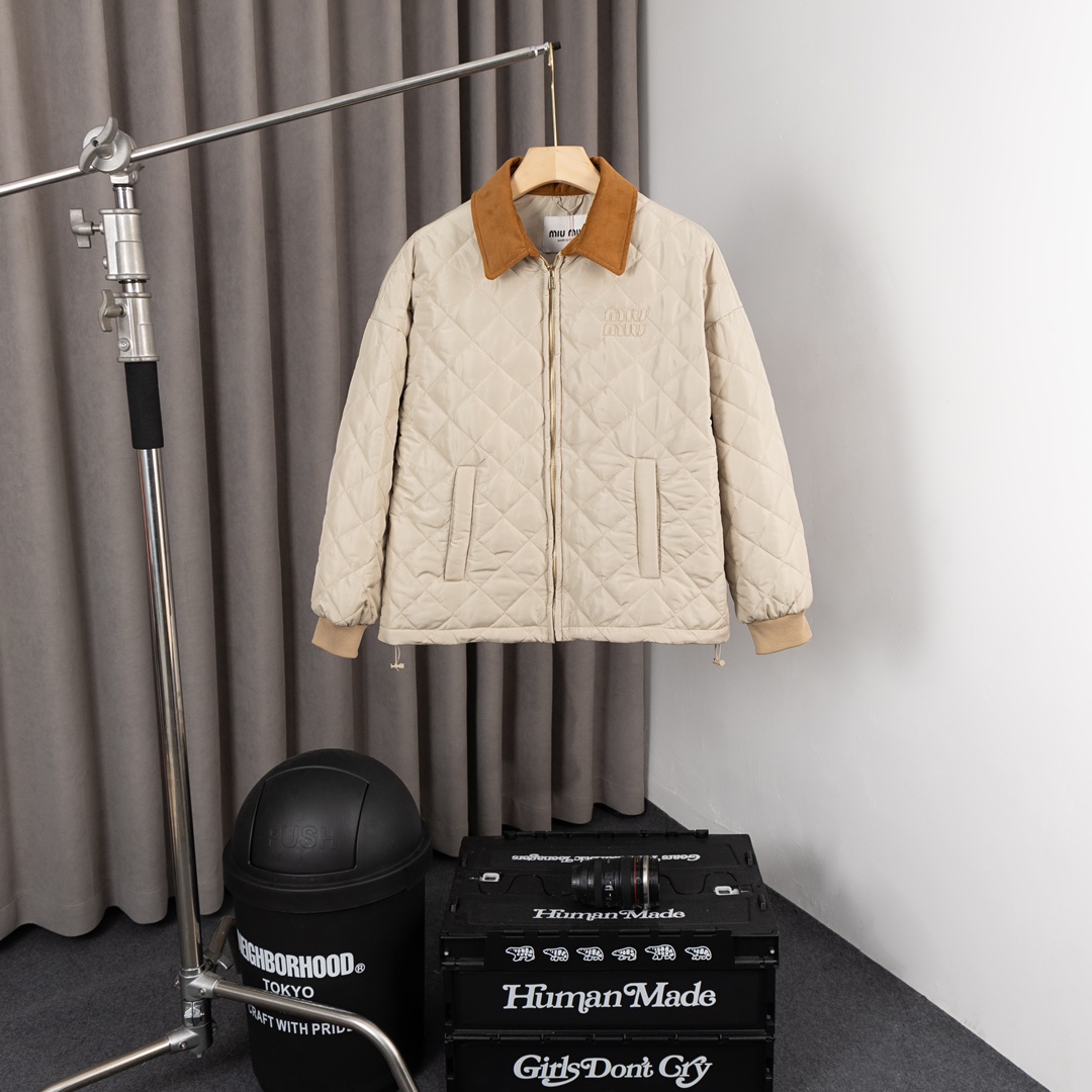 MiuMiu24AW Collection: Grandmother’s Cotton Dress Revived with Modern Twist - 图片 1