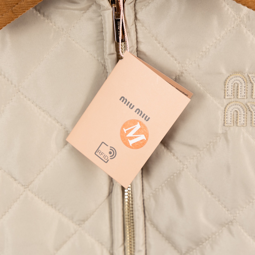 MiuMiu24AW Collection: Grandmother’s Cotton Dress Revived with Modern Twist - 图片 3