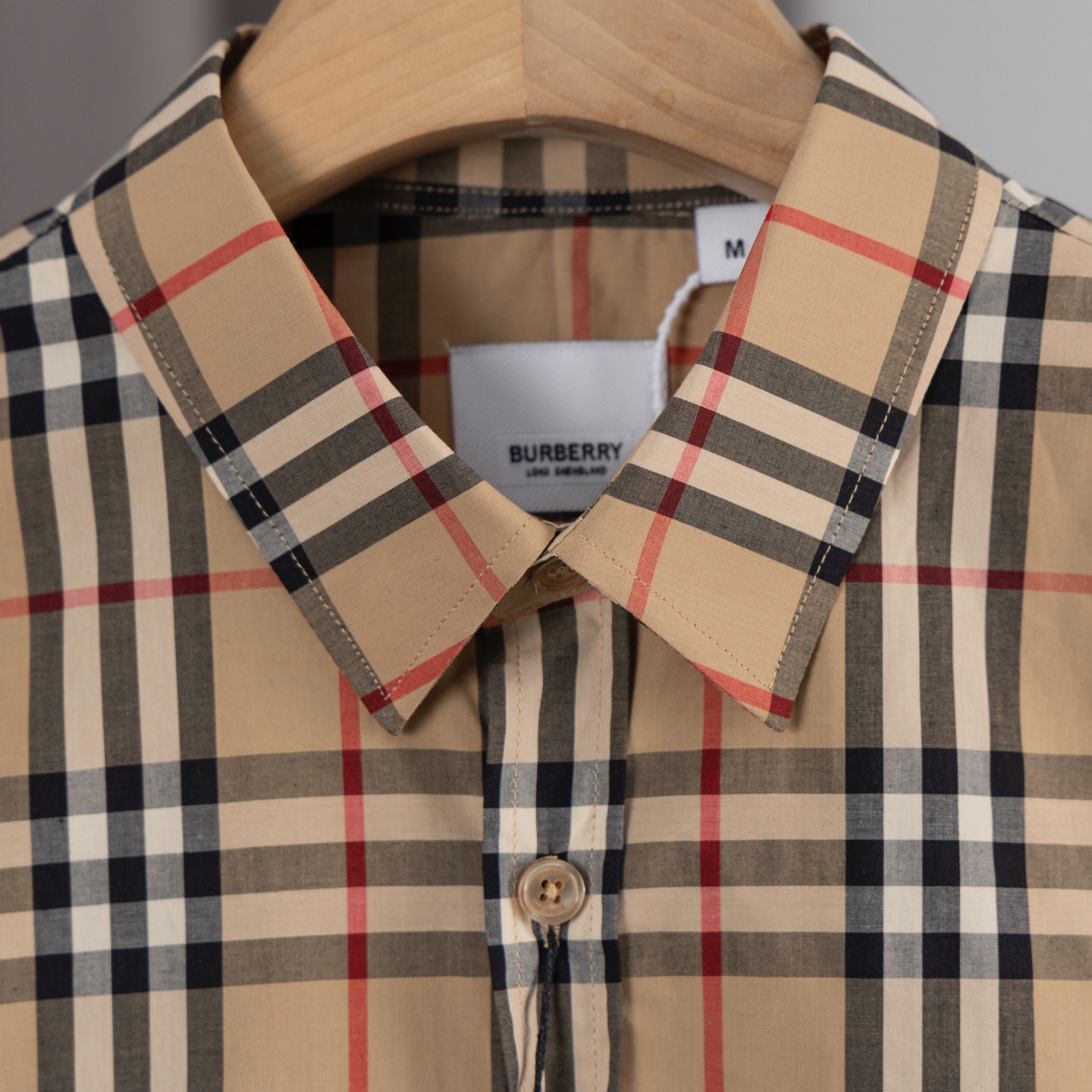 Burberry Classic Long-Sleeve Shirt with Customized Fabric and Original Logo Buttons - 图片 4