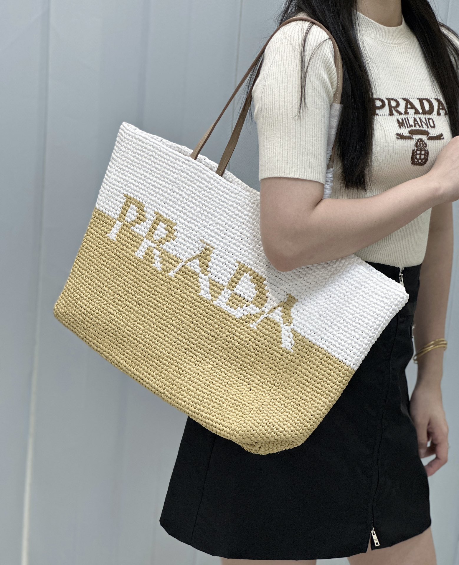 Prada Generous and casual, it makes the whole person more natural and comfortable
