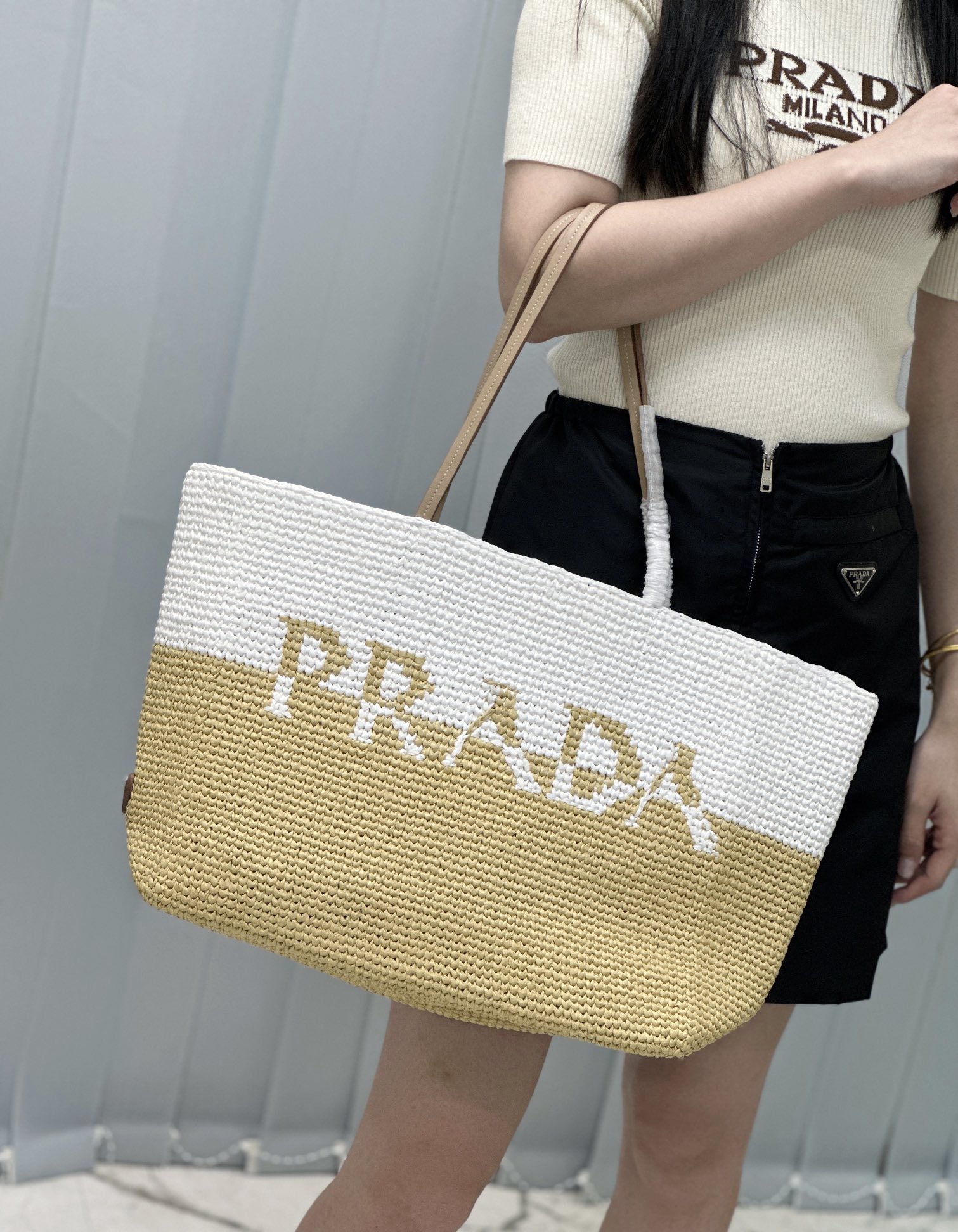 Prada Generous and casual, it makes the whole person more natural and comfortable