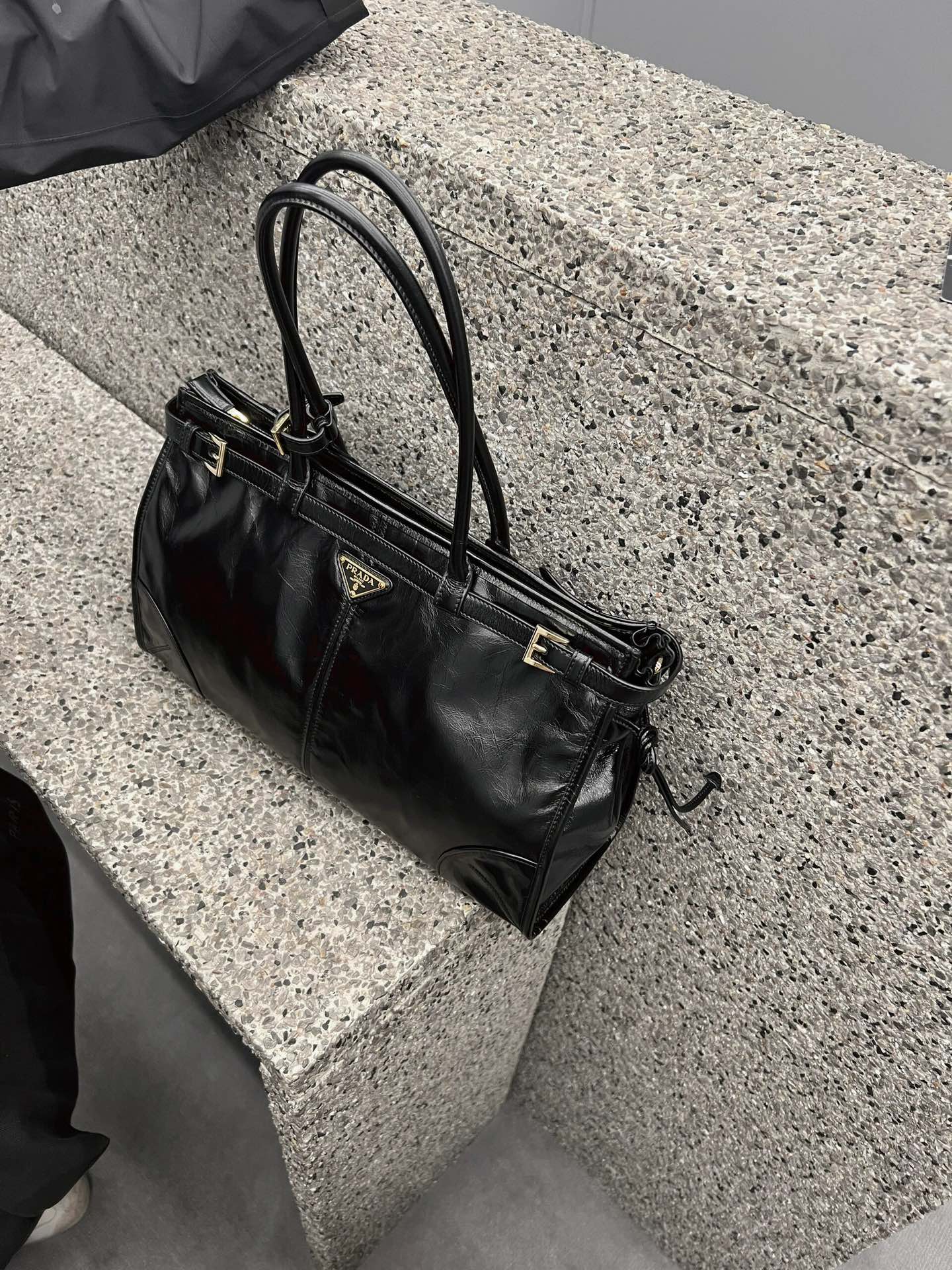 Prada At first glance, it looks very classic~