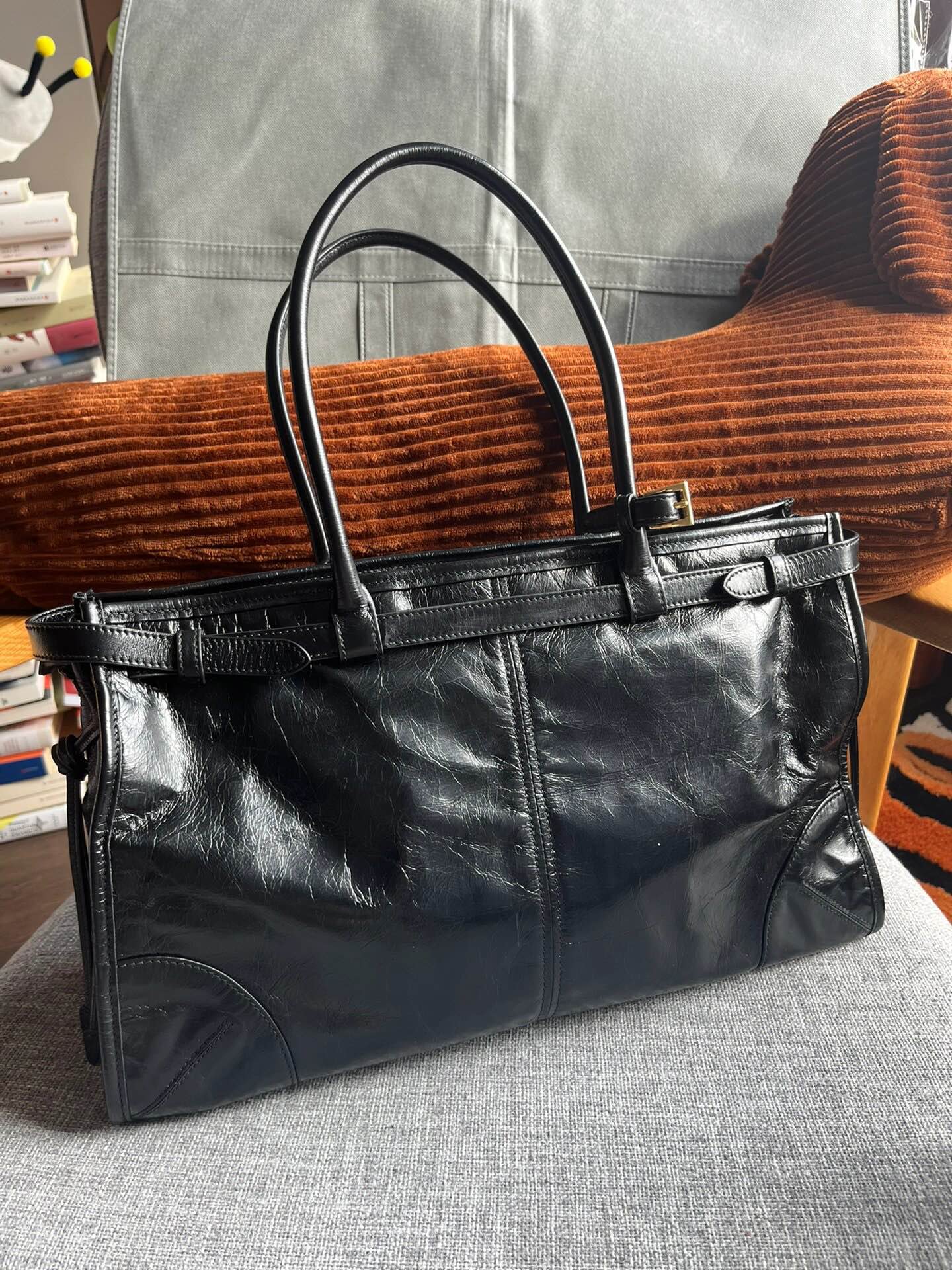Prada Retro and trendy! The bag shape is elegant and neat, very smart~