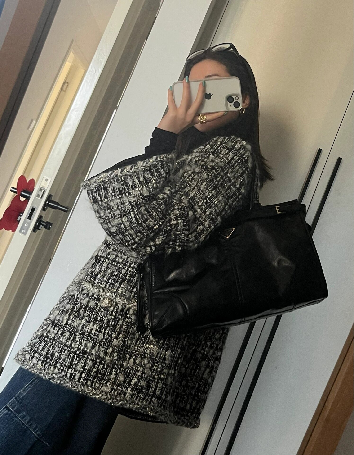 Prada Retro and trendy! The bag shape is elegant and neat, very smart~