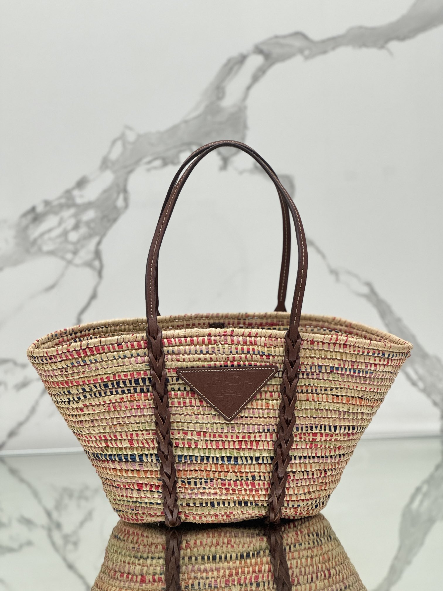 NO:208535,The vegetable basket is here~ I love straw woven bags in summer, cowhide corn cob straps, paired with Rafia weaving, full of French lazy style, can be carried and shoulder-to-back, and the upper body is super nice!  !  Size about 25×[width] about 25-50×[deep] about 16cm Model number 1BG312, Prada [top original list], prada, espadrilles, cowhide19860909菜篮子来啦～ 夏天最爱草编包 牛皮包边玉米棒纹肩带,搭配拉菲草编织 法式慵懒风满满 既能手提又能肩背 上身超nice！！ 尺寸长约25×[宽]约25-50×[深]约16cm 款号1BG312,普拉达【顶级原单】,prada,espadrilles,cowhide,Bag