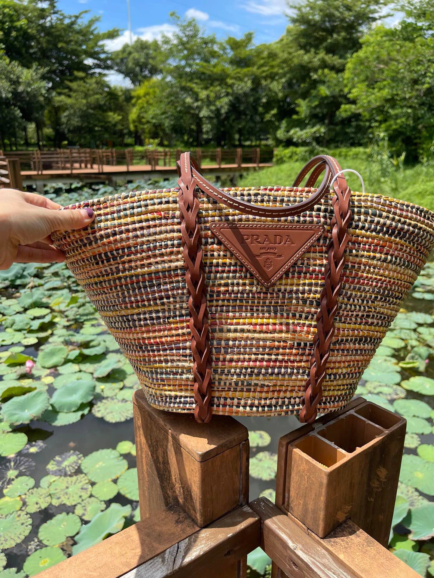 NO:208546,Of course, the most suitable thing for summer is the vegetable basket~, Prada [top original list], prada19860909与夏天最搭的当然是菜篮子啦~,普拉达【顶级原单】,prada,Bag