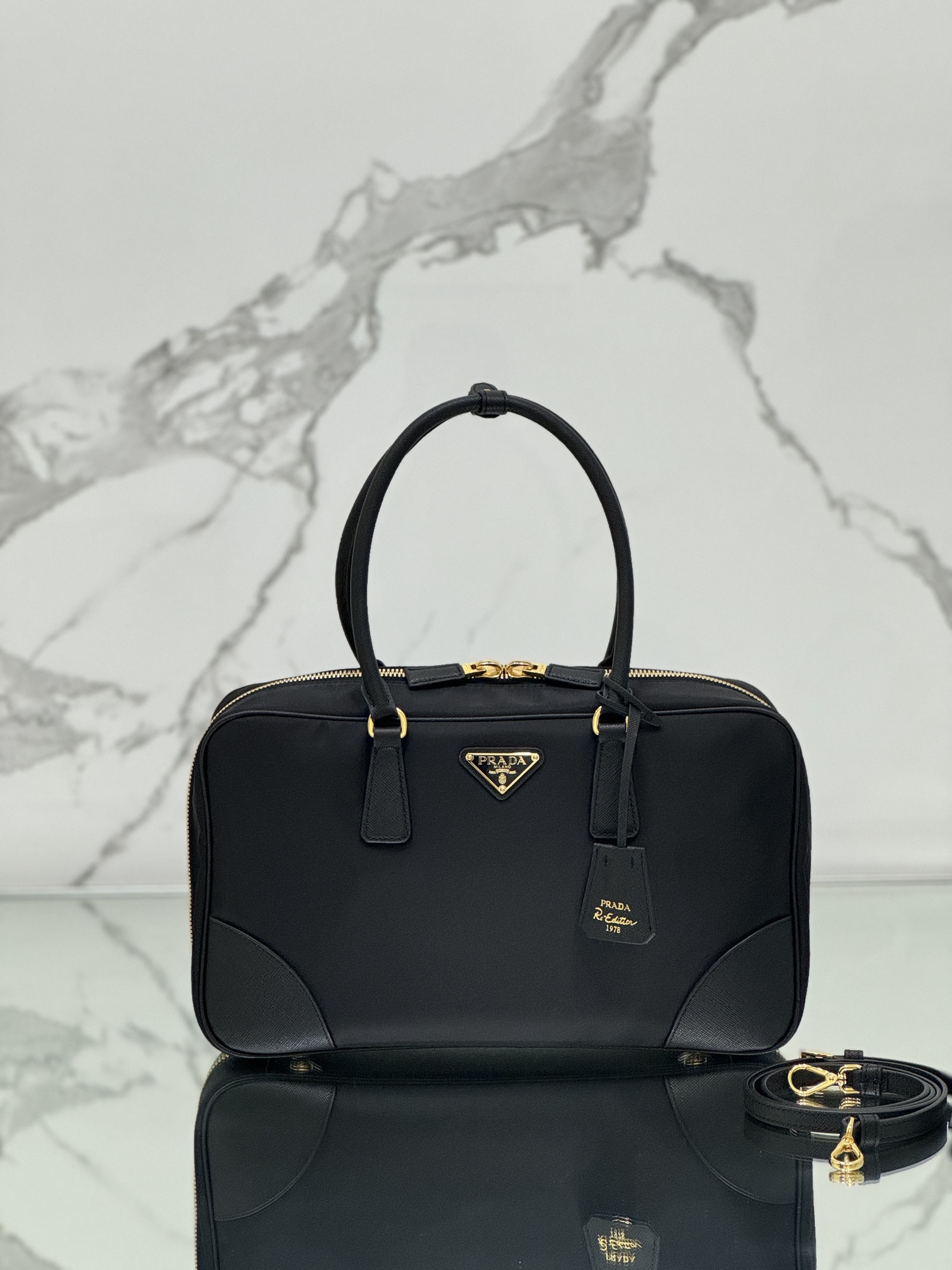 NO:390601,Double-handle handbag (large size) This model is made of recycled nylon, incorporates unique style elements and matches the exquisite Saffiano leather details, completely subverting people's perception of luxury traditions. It adds a unique charm between practical design embellishments and exquisite details. Size length 35x height 21.5x bottom 10cm model number 1BB114, Prada [top original list], prada19860909双提手手袋(大号) 这款选用再生尼龙打造,融入特有的风格元素,搭配精致的Saffiano皮革细节,彻底颠覆人们对奢侈品传统的认知.在实用的设计点缀和精致的细节之间增添了独特的韵味. 尺寸长35x高21.5x底10cm 款号1BB114,普拉达【顶级原单】,prada,Bag