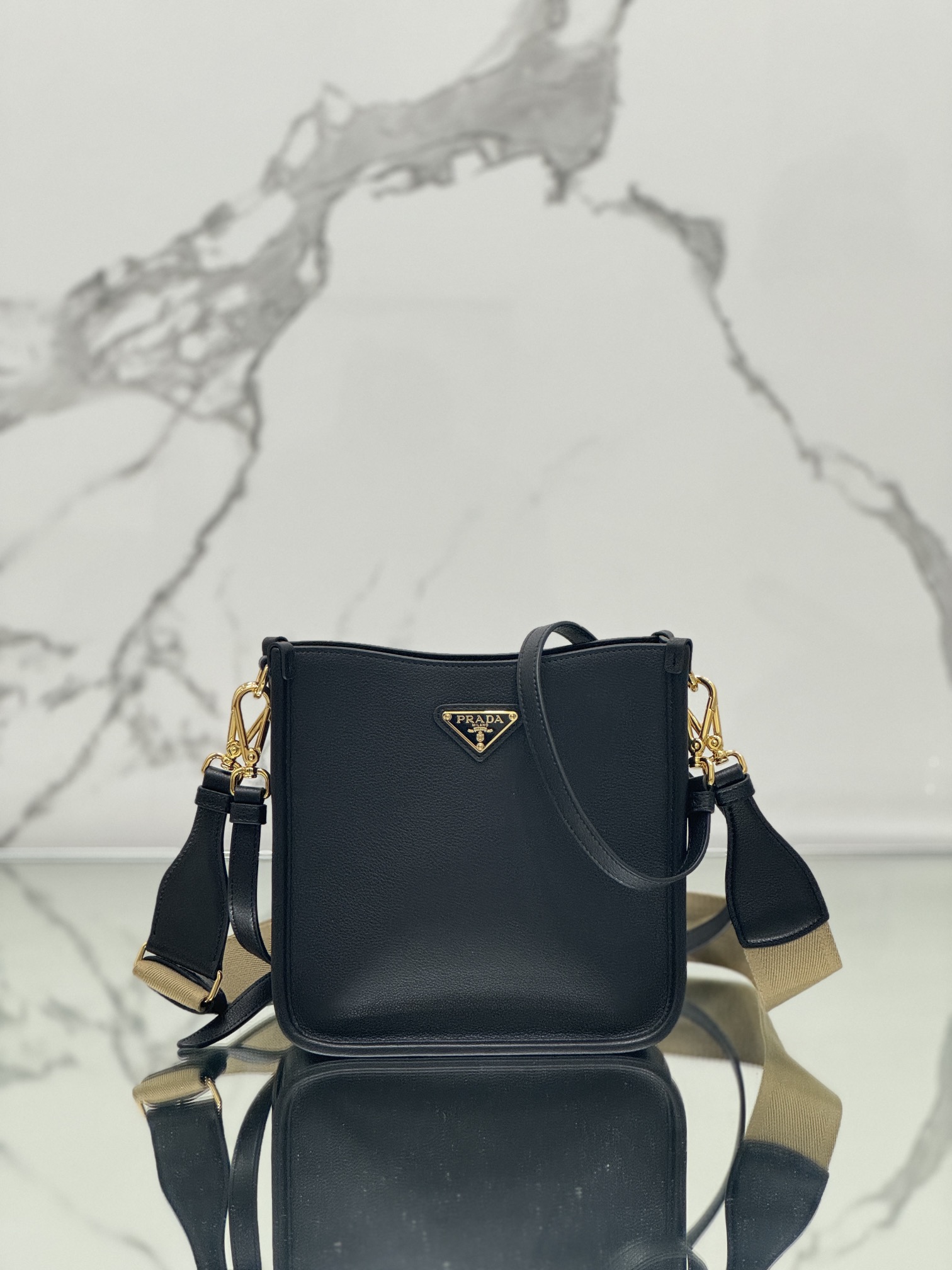 NO:391322,Double shoulder straps This leather shoulder bag is simple in design, with imported calfskin, and the front metal triangle logo adds an iconic style. It is equipped with 2 removable logo webbing and leather shoulder straps, which can be changed at any time when wearing different clothes!  Shows its modern style. High-end fashion is the main fashion for daily matching. Size length 20x height 21x bottom 7cm model number 1BH220, Prada [top original list], prada, shoulder bags, cowhide19860909双肩带 这款皮革单肩包设计简约,采用进口小牛皮,正面金属三角形徽标平添标志性格调.配有2条可拆卸徽标织带和皮革肩带,不同衣着不同场随时可调换！彰显其现代风范.高级时尚,是日常搭配的主力时尚. 尺寸长20x高21x底7cm 款号1BH220,普拉达【顶级原单】,prada,shoulder bags,cowhide,Bag